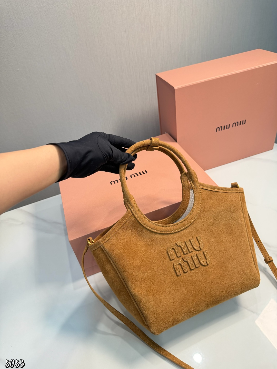 ❤️p170（礼盒包装）❤️ 缪缪MIUMIU托特包 伊势丹限定款hobo也太好看了 质感很高级容量超级大也很耐用尺寸：22*11*18cm 日常出街背它回头率百分百就是这种随性慵懒感