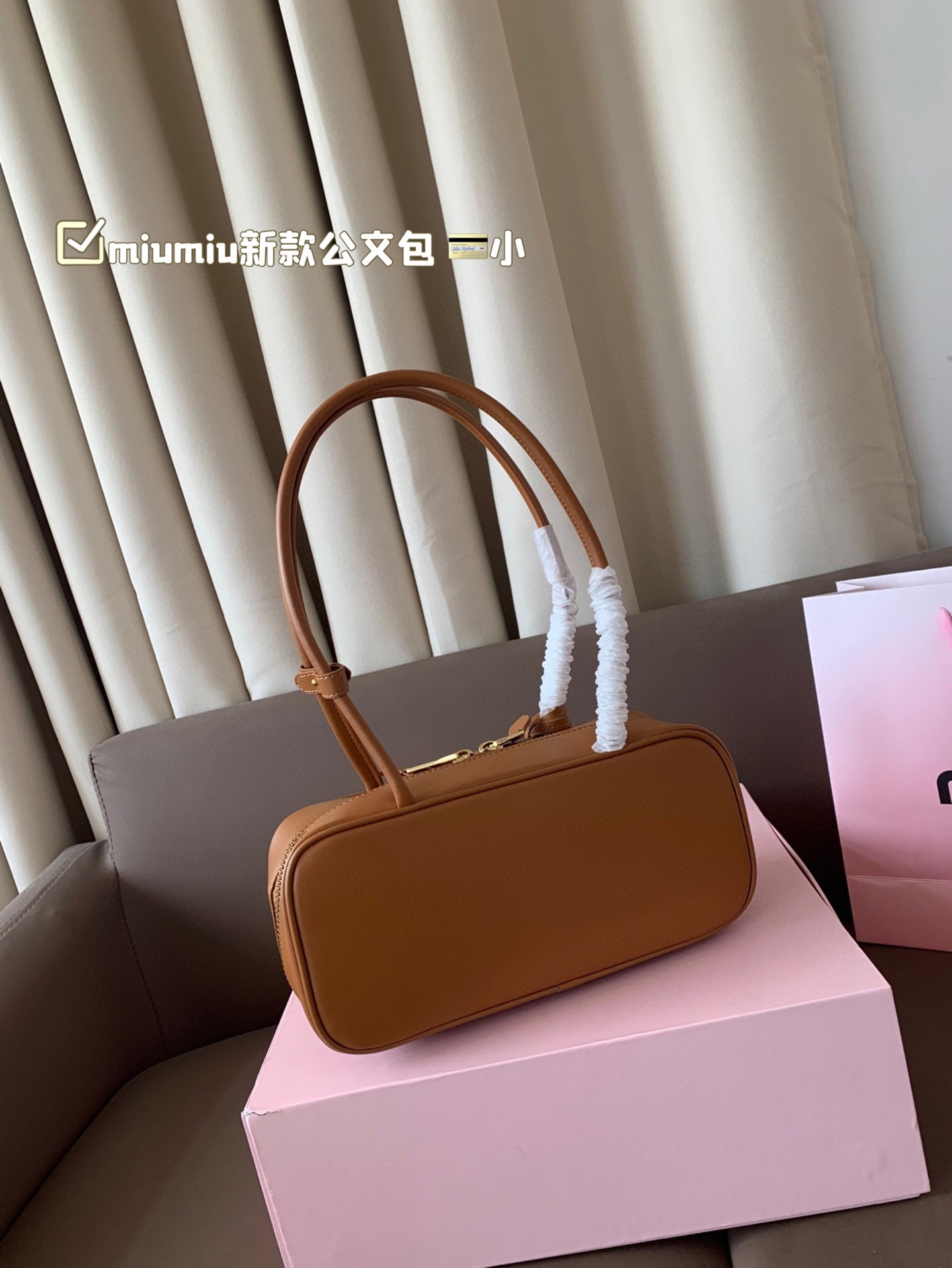 小P255 miumiu新款公文包 今年的风刮的太猛了 老多爆款了! 这款的版型太受欢迎! #miumiu 这一季不管是单肩包 #miumiu包 还是托特包都超级可爱! 尺寸 大28*13
