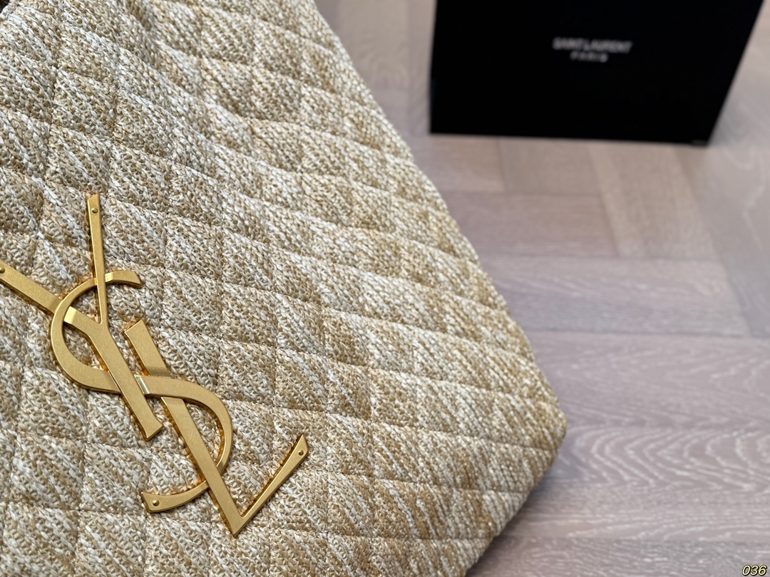 ¥180 YSL圣罗兰草编子母托特包💕 超大空间 配零钱包✔️ 大logo搭配草编工艺~ 别有一番风味 ,巨轻盈 慵懒随性,自在随心❗️❗️ 尺寸38 38