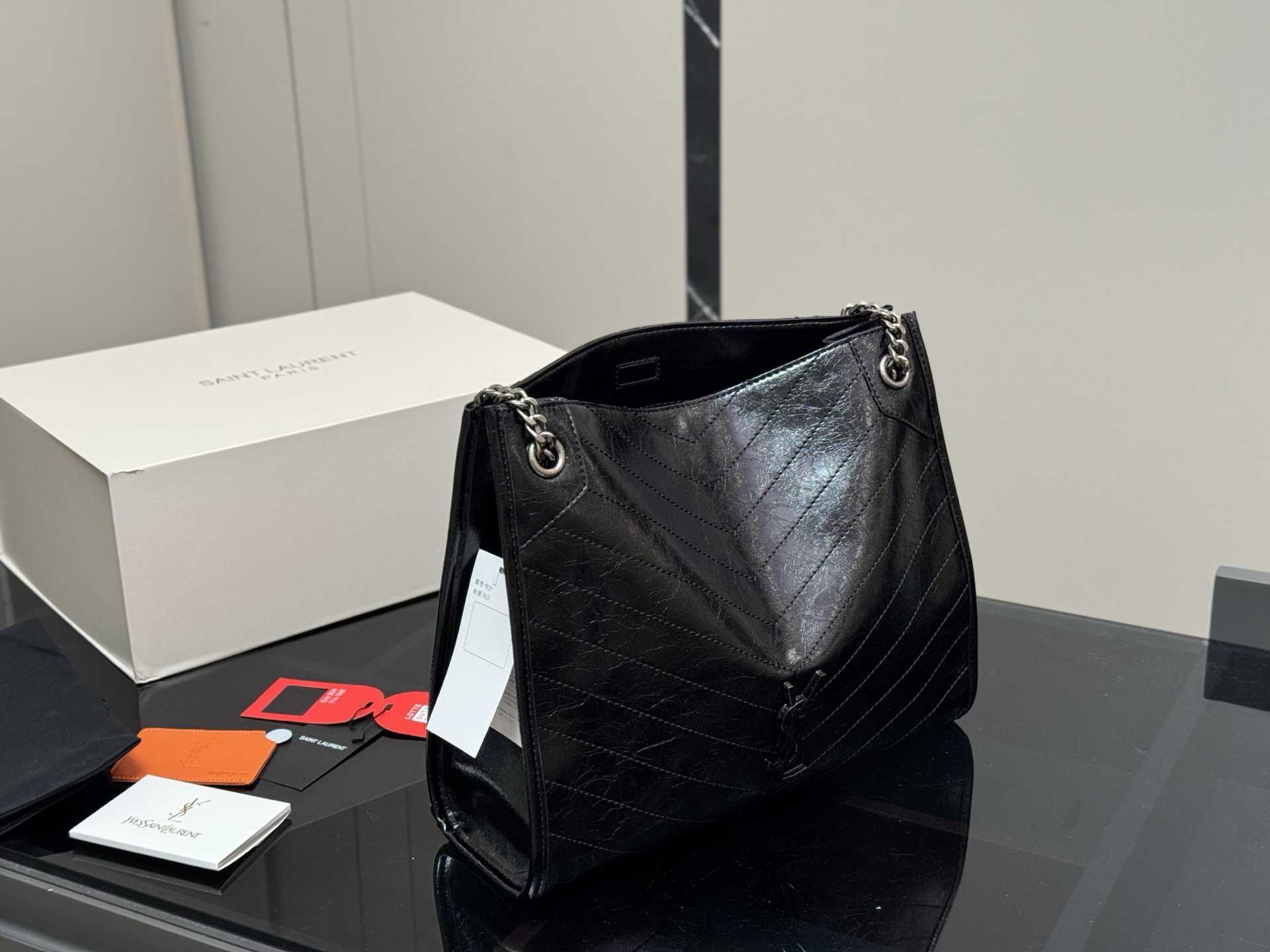 &yen;200 配全套包装 size：32*27 圣罗兰的托特包 抓皱油蜡牛皮 niki shopping bag 很不一样杨树林 niki和这款托特确实是别出心裁的设计有种莫名其妙的时髦