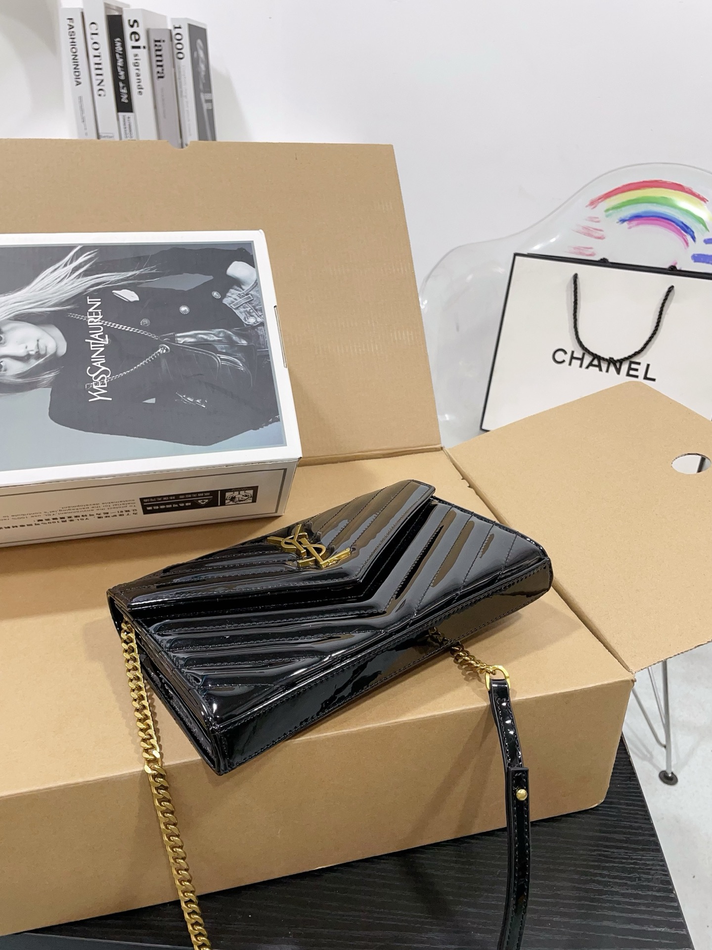 👑💰P150 配飞机盒折叠盒子 漆皮圣罗兰信封包 原版五金logo 首^_^所谓人人必备一款,这个款式必须自留 经典版型! 真的是让人眼前一亮 喜欢的美妞抓紧啦 实物简直太美 尺寸23 16