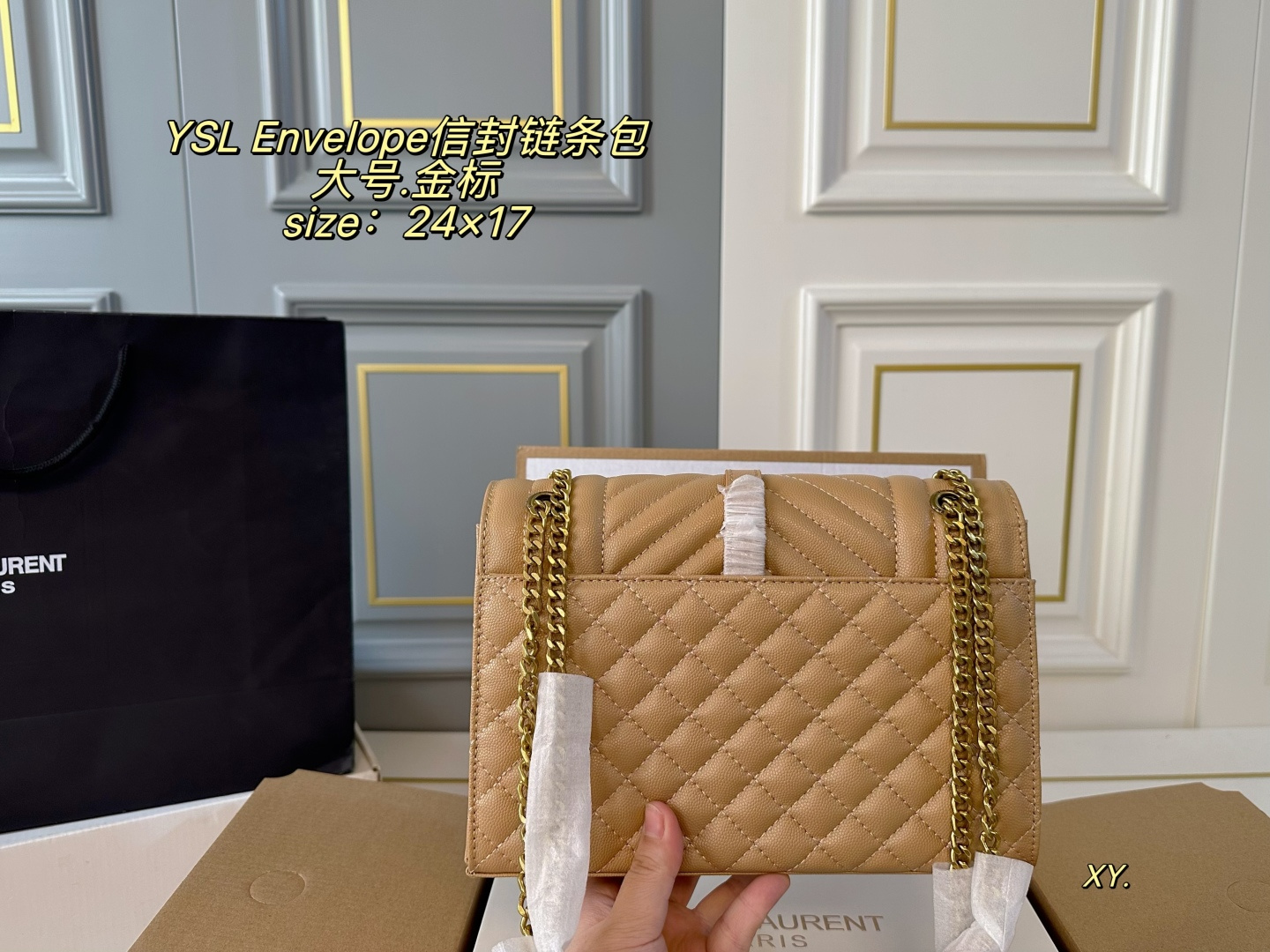 P150 大号（折叠盒飞机盒） size：24&times;17 YSL 圣罗兰Envelope 信封包链条包💕 超能装的信封包，简直美翻啦！ 包内配有镜子🪞～ 方正的包型，透露出成熟气质 斜挎、单肩、手提背都好看✅ 通勤或休闲，上身很有气场‼️