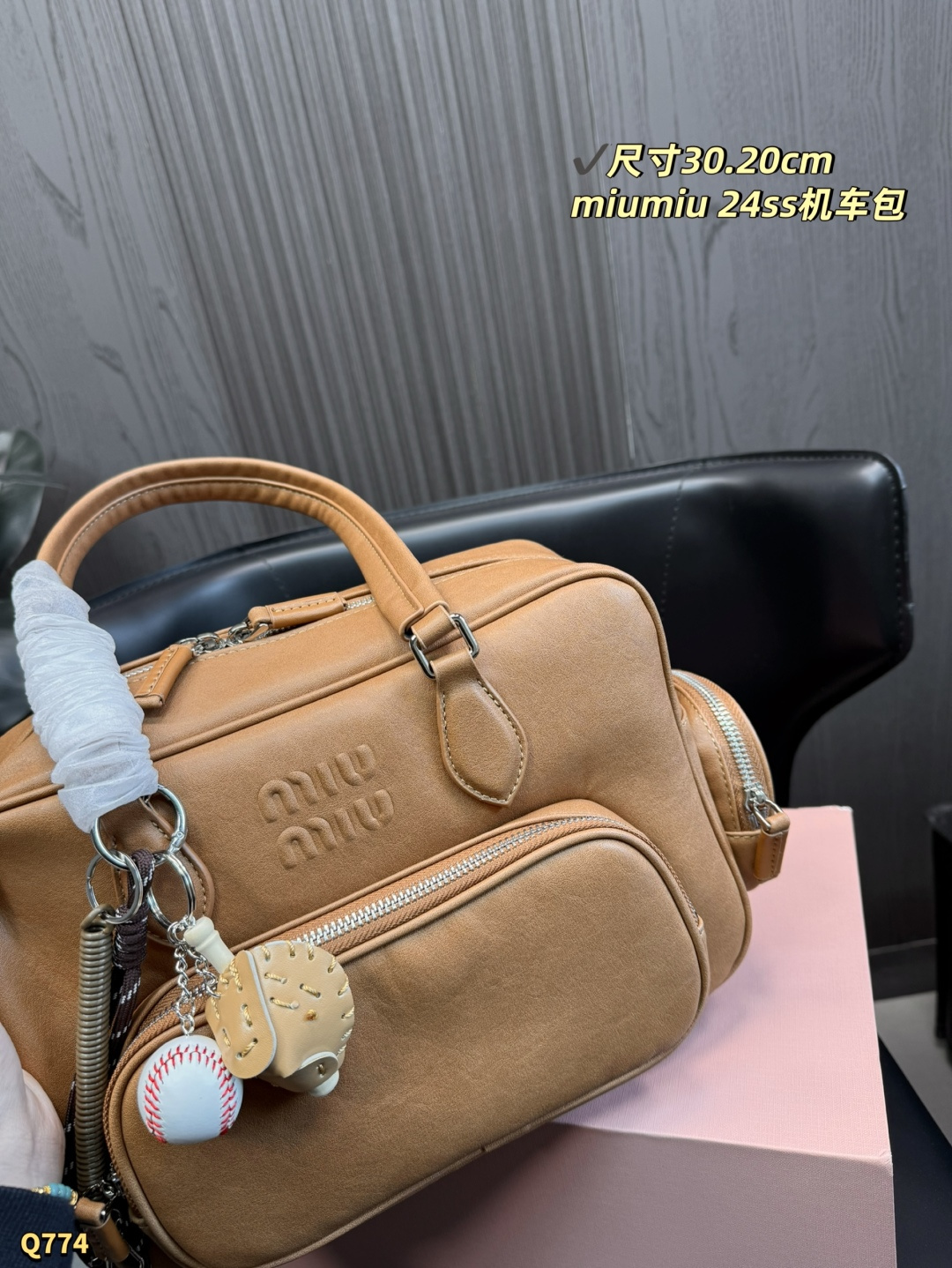 💰190 配折叠盒 尺寸：30.20 cm 缪缪 MIUMIU今年最特别款式机车包.斜挎包-皮质柔软，棉质缎面衬里，多口袋设计模糊功能与装饰界限，个性鲜明，能驾驭各种风格，可甜可盐，容量可光，各大明星时尚搏主几乎人手一个