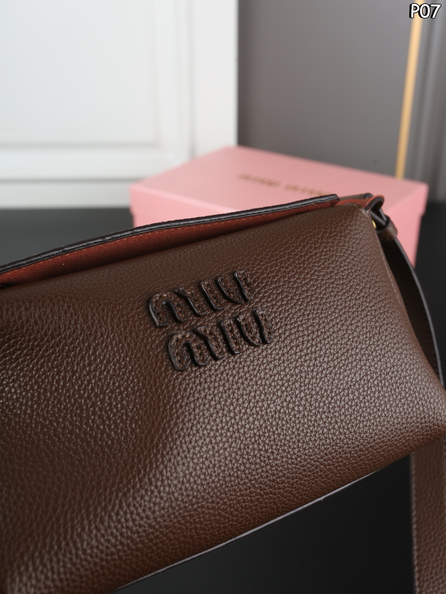 P145 天地盖 MIU MIU缪缪 相机包 斜挎单肩包 Miumiu相机包太可爱啦！荔枝纹小牛皮，手感好柔软太适合秋冬了[赞R] 方形设计简约低调又高级～ 日常手机 粉饼 钥匙.. 都能收纳～ 肩带可随意调节，时髦感十足～ 尺寸：20&times;11