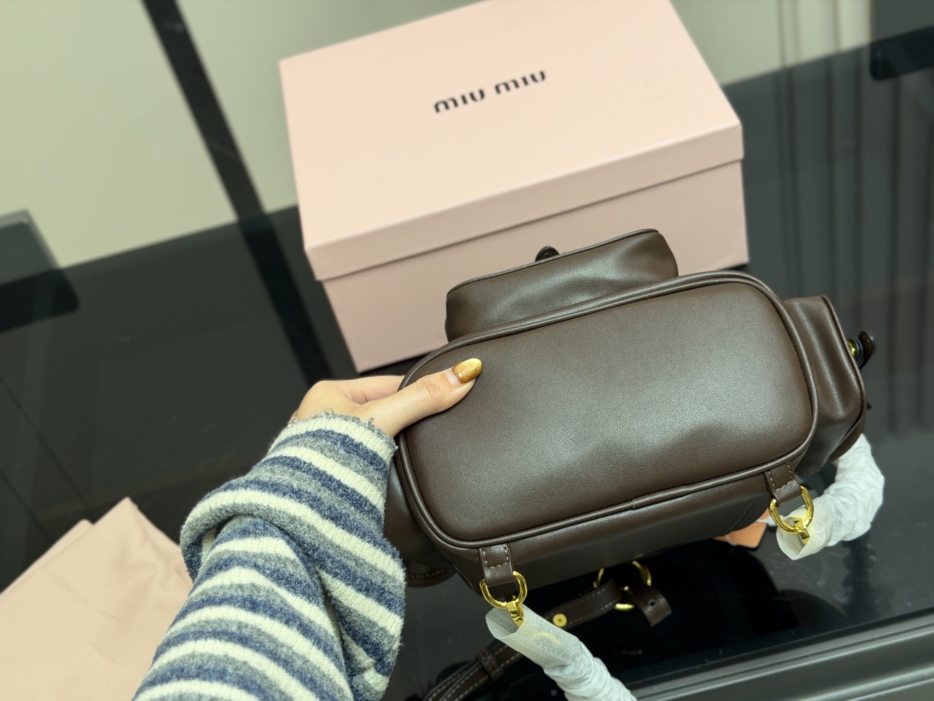 ¥210 配盒 size:21*23cm(小号) 又一季特别美丽的Miu Miu miumiu ss25 双肩包 少女心与摩登格调的碰撞 轻松拿捏时髦 轻便能装,质感绝绝子,miumiu的少女感+酷感完美结合~