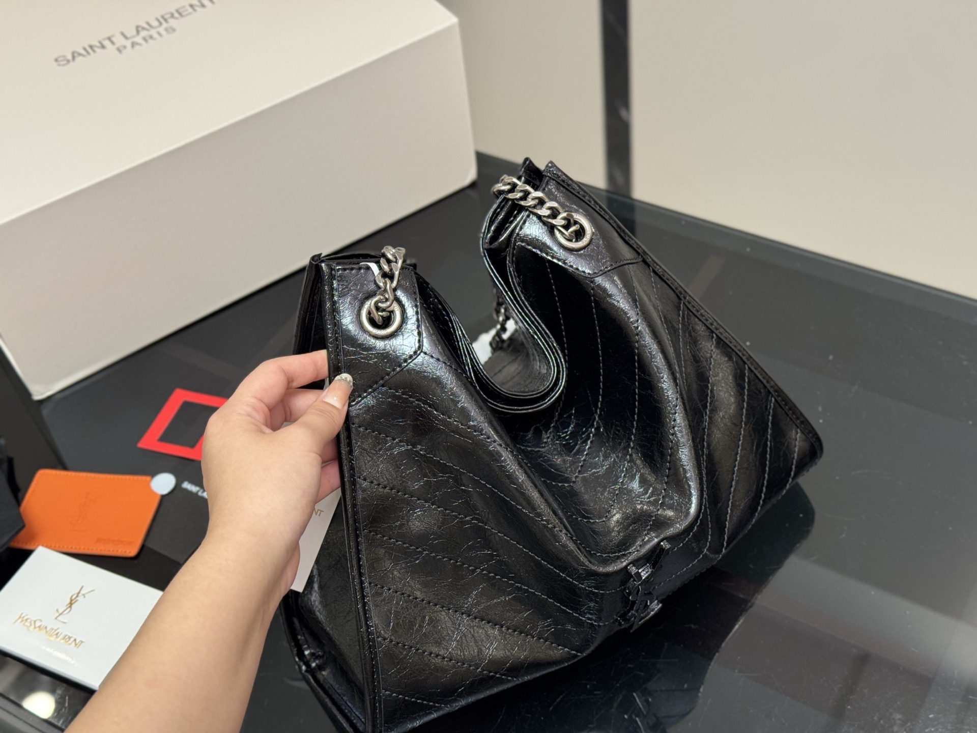 &yen;200 配全套包装 size：32*27 圣罗兰的托特包 抓皱油蜡牛皮 niki shopping bag 很不一样杨树林 niki和这款托特确实是别出心裁的设计有种莫名其妙的时髦