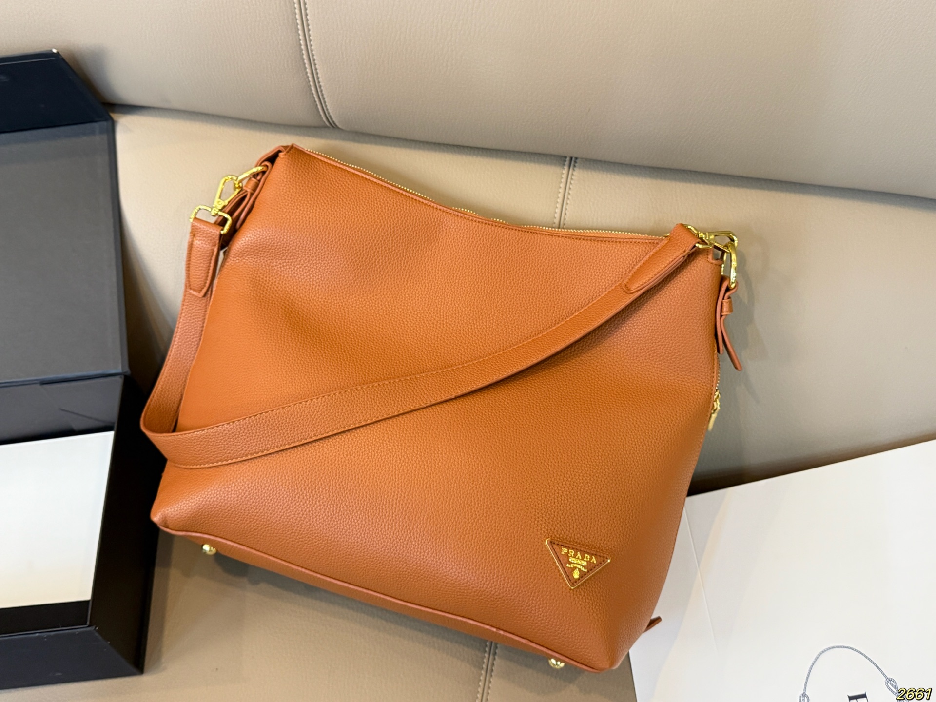 ¥165 普拉达Prada 新款托特包腋下包 充满了不一样的帅气感 甜酷辣妹穿搭必备 尺寸: 34 31