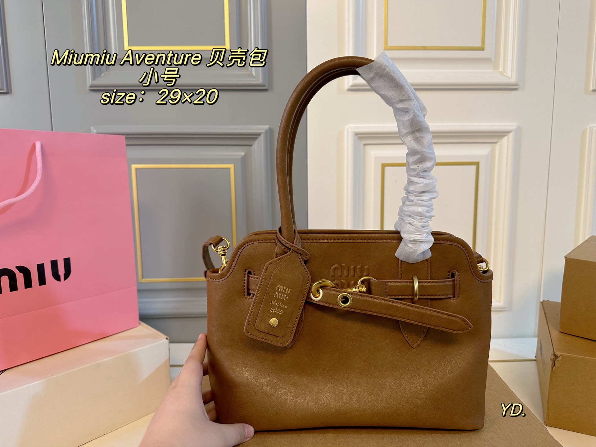 P230小号（无盒） size：29&times;20小号 MiuMiu缪缪新款Aventure24贝壳包 💕 皮质有种做旧年代感 复古感满满 自重轻，设计感强，洋气时髦 超大空间，又高级又能装‼️