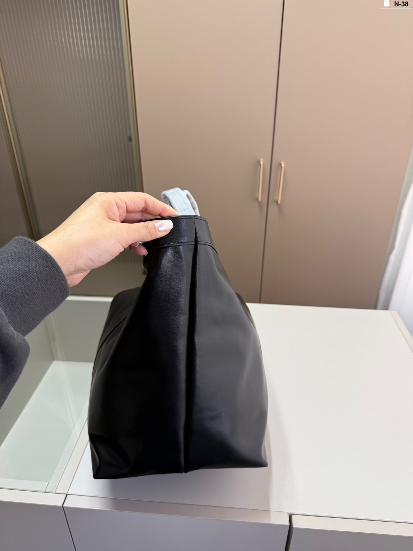 💰p165 圣罗兰 YSL WHY 托特包 容量是真的大 内里好多个口袋，超能装。 且自带一个小钱包，太实用了！ N-38尺寸36.22.26配盒