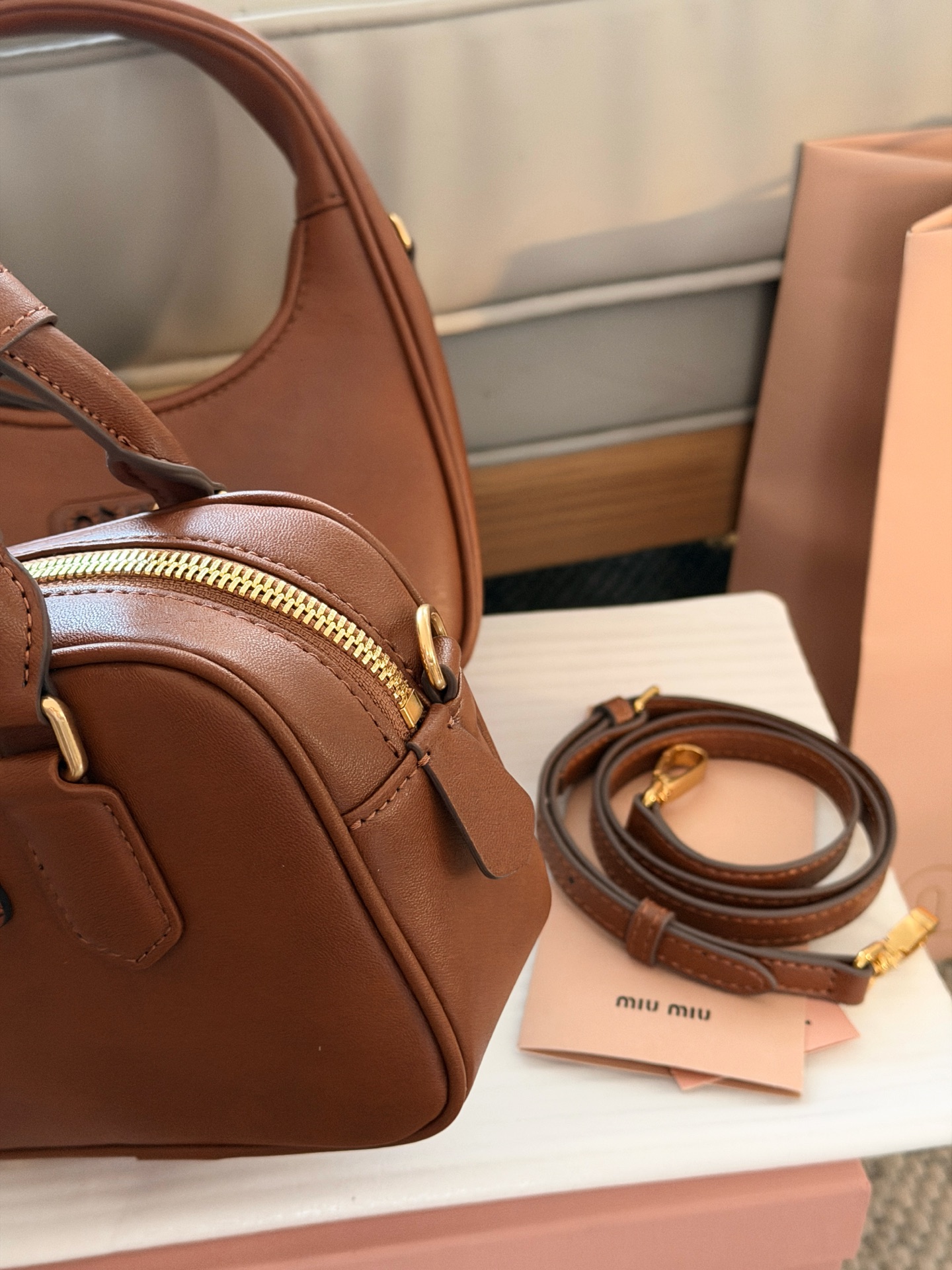 💰190 升级版配盒 size:20*14cm miumiu保龄球/公文包/吐司包 不要太高级,很高级~ 很难不爱啊啊! 可手拎也可斜挎 绝对不是小废包哦!容量足足的~~ 出场就是miumiu小公主