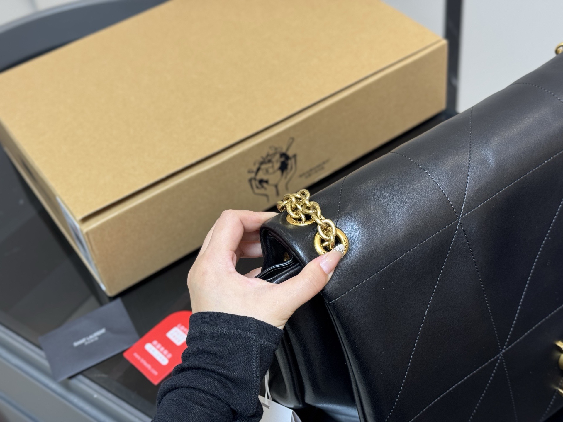 &yen;220 配盒 SAINT LAURENT|新款 链条包百Jamie」 圣罗兰新款大包JAMIE,你的时尚救星来了!」超细腻羊皮纹 手感舒适且耐用。 珠宝级工艺金属链条， 细节处的精致让你的品位更 上一层楼。 说慵懒松弛的设计，让你轻松驾驭各种场合，既有范又显气质。 由这款包包不仅日常实用，更是展现你的时尚态度! 40.30cm