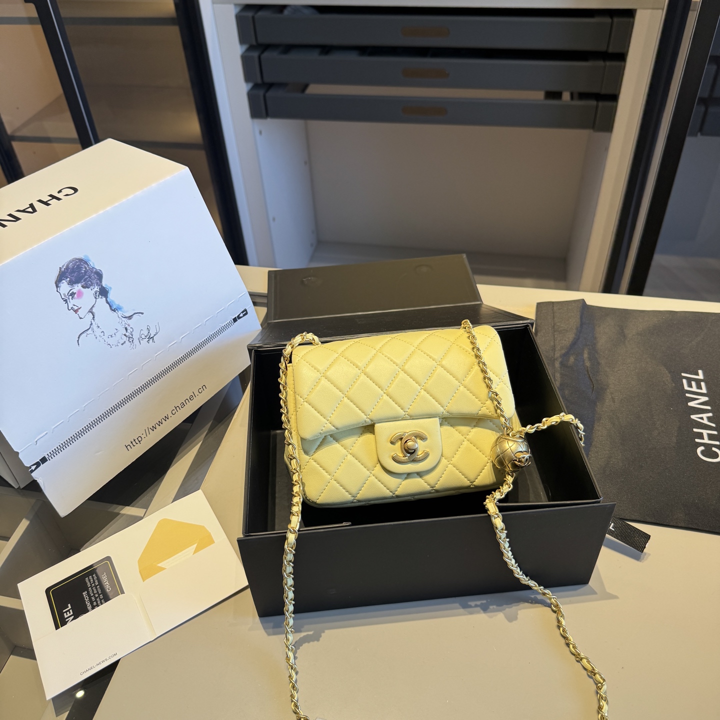 🅿️165✅新品推荐🔜 升级版～顶级货🔥全套包装‼️ 金球🔥CHANEL香奈儿经典金球系列方胖子菱格链条包👍金球可调节～小香顶级小羊皮面料哦！采用原版复刻五金配件！经典logo！原版做工！皮质手感超级棒哦！堪比专柜品质～人手必备单品哦！✈️原版飞机盒🎁原版折叠礼盒包装（size：17*13）