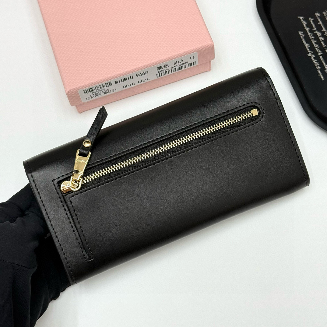 📢📢📢p105 miumiu 946 颜色：黑色 粉色 深灰色 浅灰色 尺寸：19*10.5*3.5 说明:miumiu专柜最新款火爆登场！采用头层牛皮，做工精致， 媲美专柜！绝美配色，超级精致时尚！