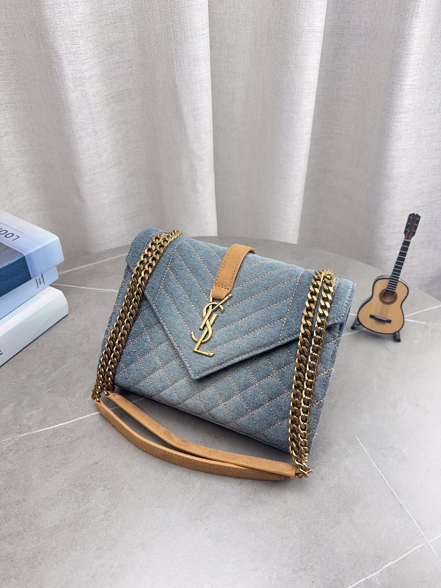 折叠飞机礼盒包装 高品质YSL圣罗兰牛仔链条信封包 简约才是百搭公式。 复古又时髦，妥妥的街拍神器。 出街通勤都可。 容量很大，可肩背、斜挎。 搭配很显高级感。 是帅气女孩不可缺少的一款经典存在。 尺寸24*17cm p185