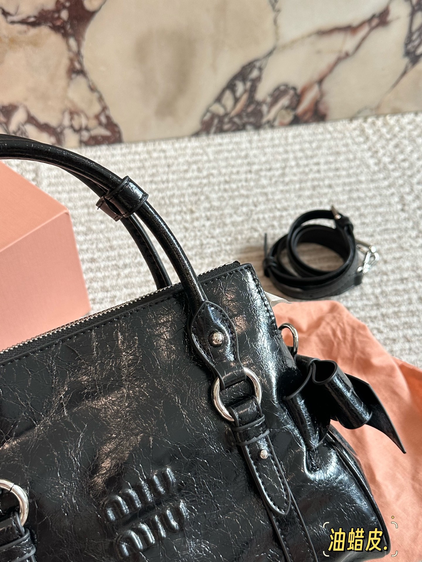 p280 MiuMiu蝴蝶结机车包 ✨MiuMiu蝴蝶结机车包,油蜡小牛皮材质,细腻光泽+复古褶皱感,摩卡棕配银色五金,甜酷复古风满分!两侧蝴蝶结超少女,手提斜挎都OK,日常通勤、休闲出街都能轻松驾驭👜。容量适中,手机、化妆品都能装,实用又时髦,是MiuMiu经典复刻款,复古与现代感兼具,超适合喜欢个性风格的姐妹们!💖25cm配盒子