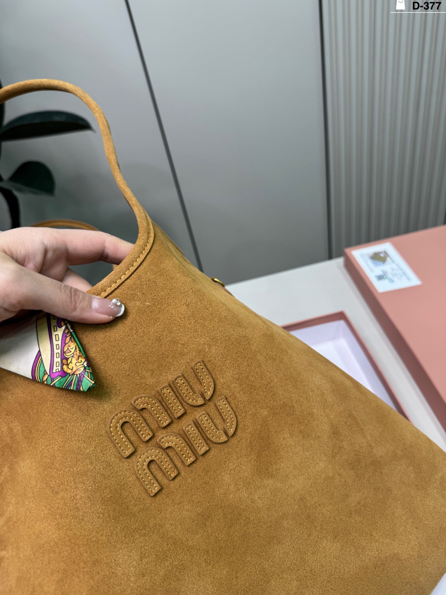 💰p155 D-377尺寸35×33配盒 miumiu缪缪ivy托特包 有种谁背都是萌萌的既视感hahaha~ 帆布牛皮皮质哦!