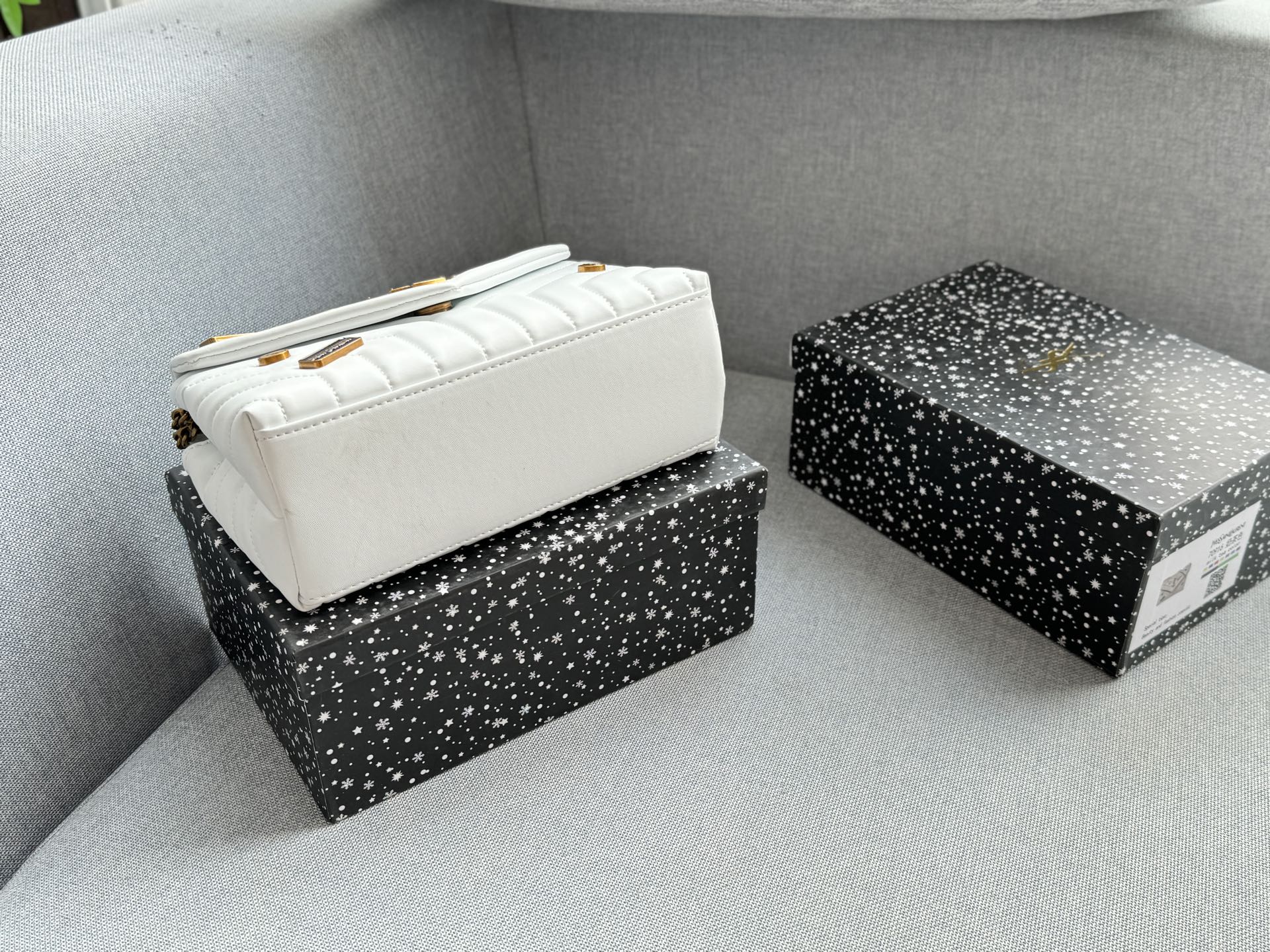 💰130 天地盖 size：25&times;17 圣罗兰 YSL LOULOU 徽章 信封包 链条包 斜挎单肩包 云朵包 越看越有气质 休闲商务都可驾驭 仙女们快来把它带回家✨ 时髦瞬间被拿捏，真的百搭，不信你试！