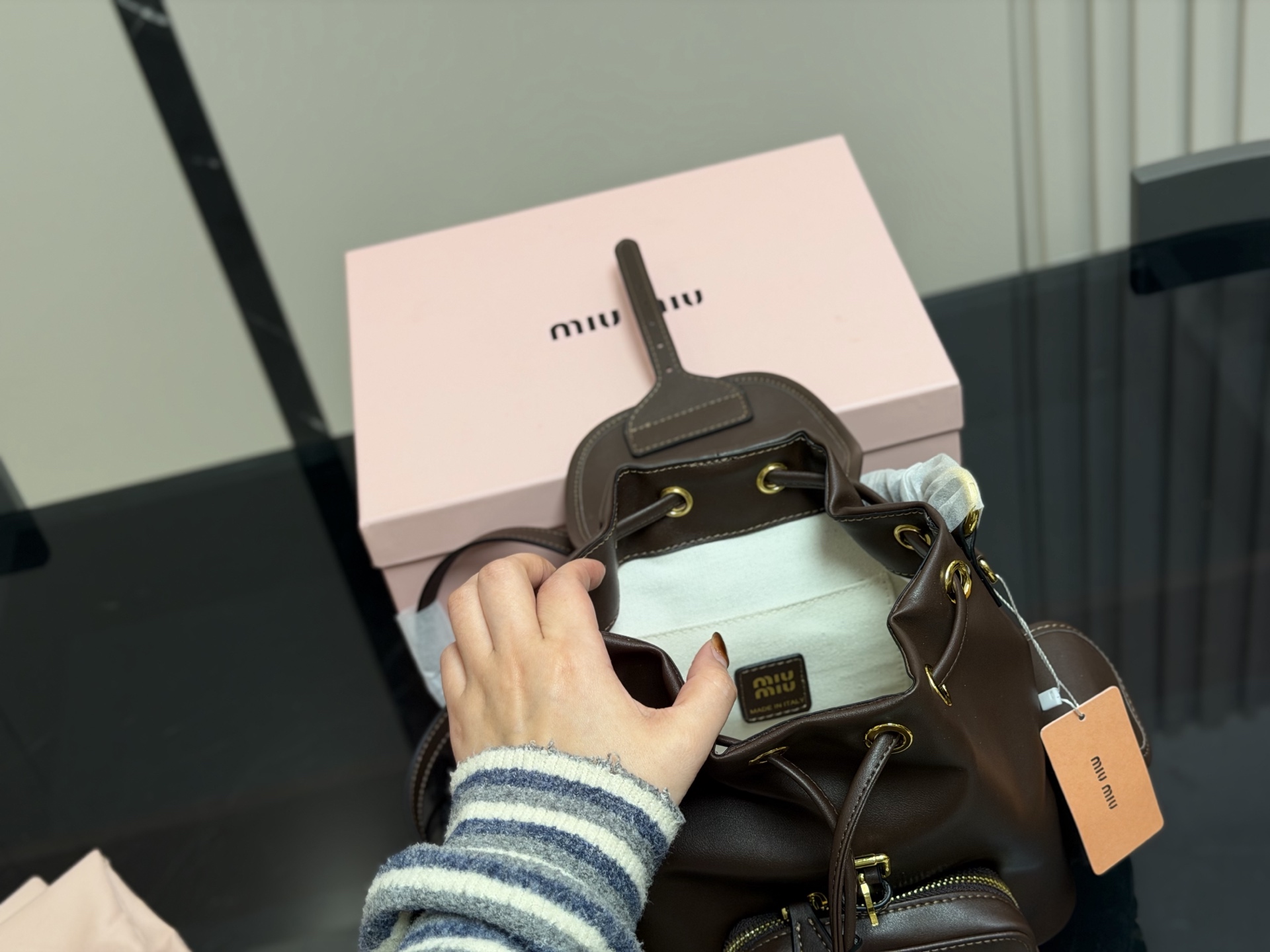 ¥210 配盒 size:21*23cm(小号) 又一季特别美丽的Miu Miu miumiu ss25 双肩包 少女心与摩登格调的碰撞 轻松拿捏时髦 轻便能装,质感绝绝子,miumiu的少女感+酷感完美结合~