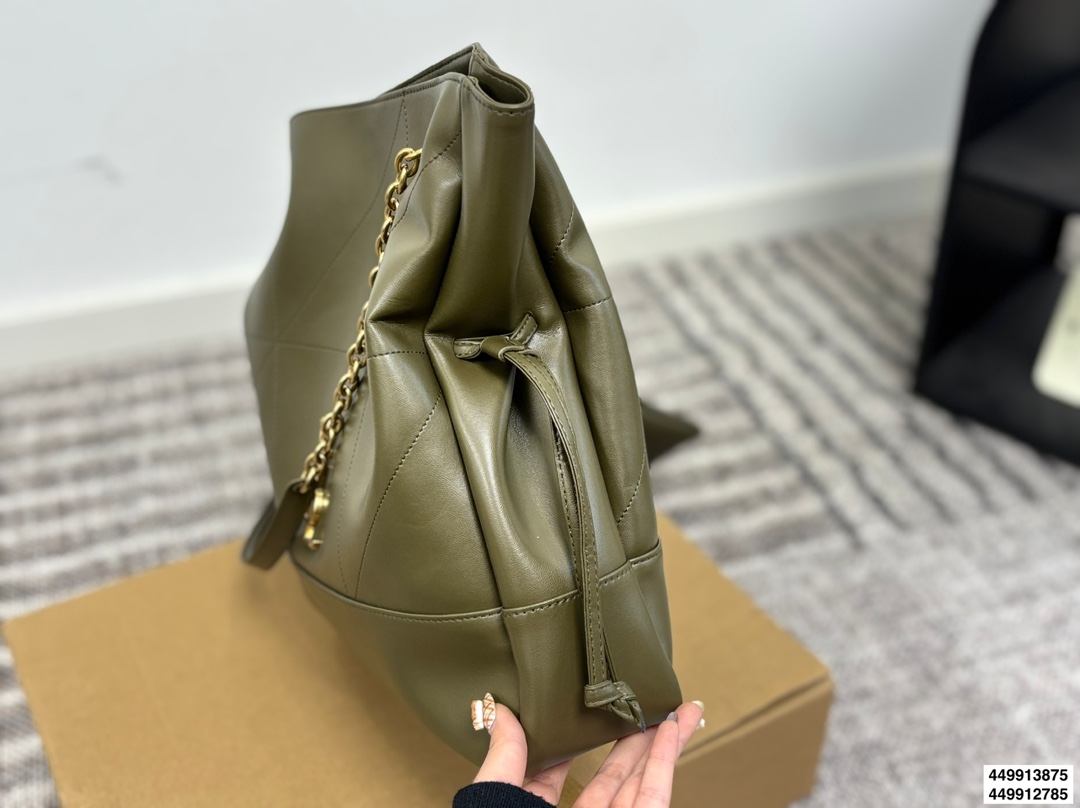 p205 p195全套包装 圣罗兰YSL托特包 隐藏的王炸现身！ 特别满意通勤包 心动一万次了！！ 超超超级王炸的一只通勤大包 质感真的很哇塞 强烈推荐！！！ 尺寸34 33/28 27