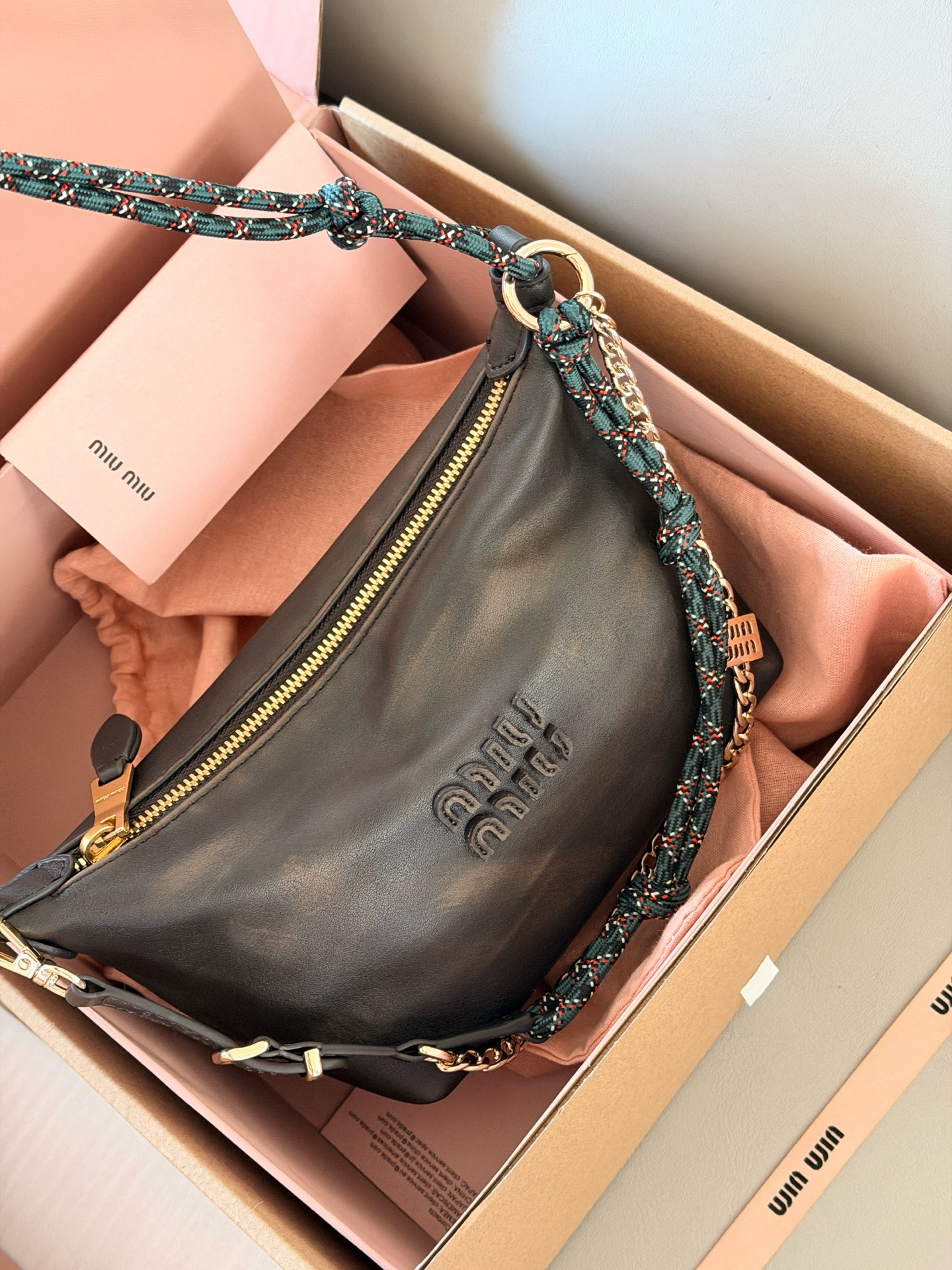 💰190 配盒 size：底宽18*15cm miumiu 咖啡棕小饭盒~ 自带冲浪绳！！ 做旧的效果牛皮更高级哦！ miumiu作旧彩绳饭盒包测评，真的太好看了吧