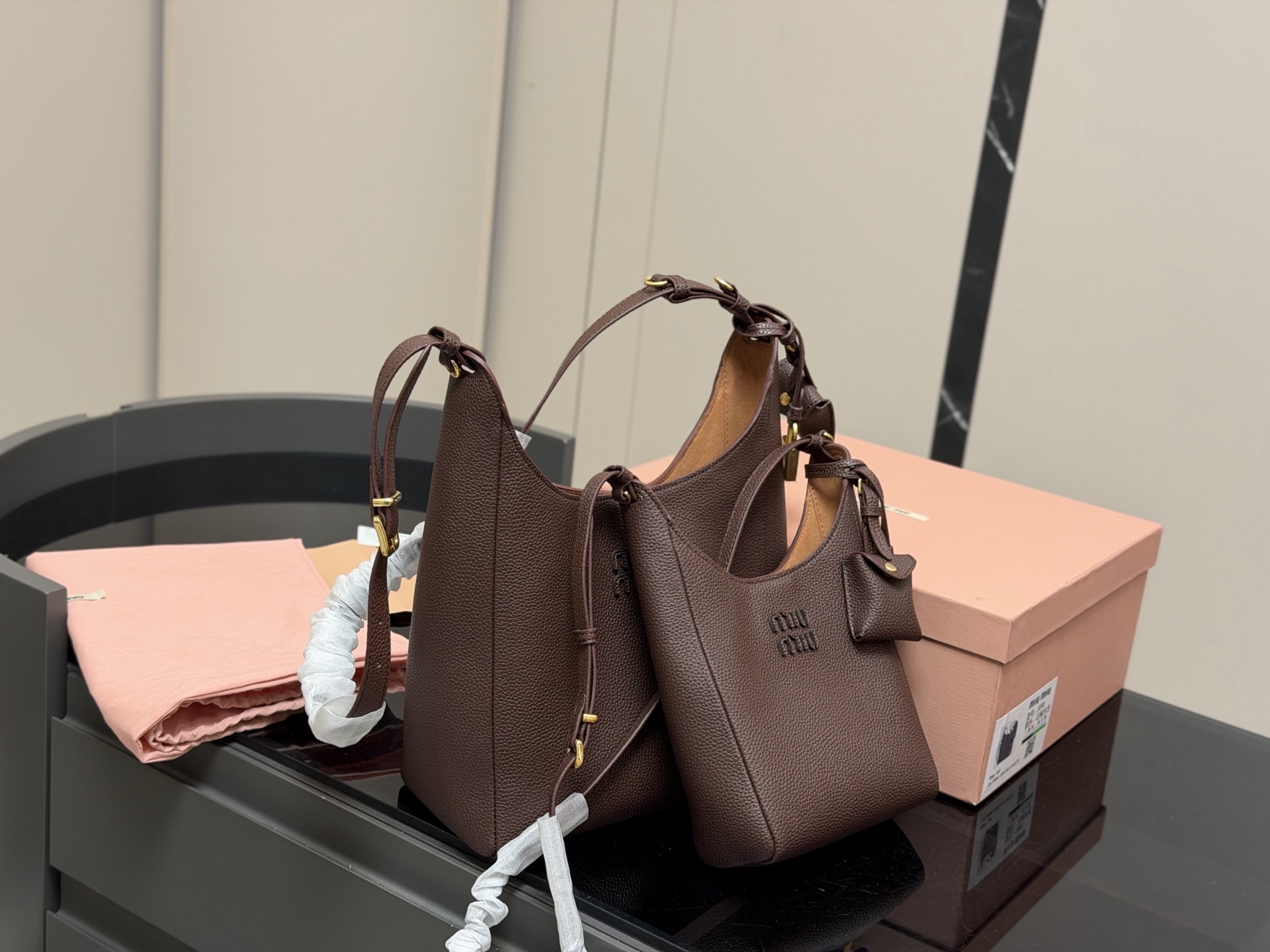 ¥210 ¥230 配盒 size:16.23cm 23.30cm miumiu新款斜挎机车包! 首发! 福音种草了哦 超级松弛感的一款包包肩带长度可以调节哦!