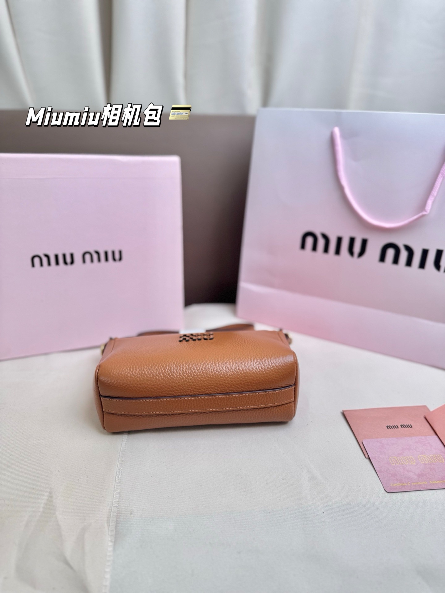 P225(牛皮) 尺寸18*10 Miumiu相机包太可爱啦! 手感好柔软太适合秋冬了 方形设计简约低调又高级~ 日常手机 粉饼 钥匙.. 都能收纳~ 肩带可随意调节,时髦感十足~