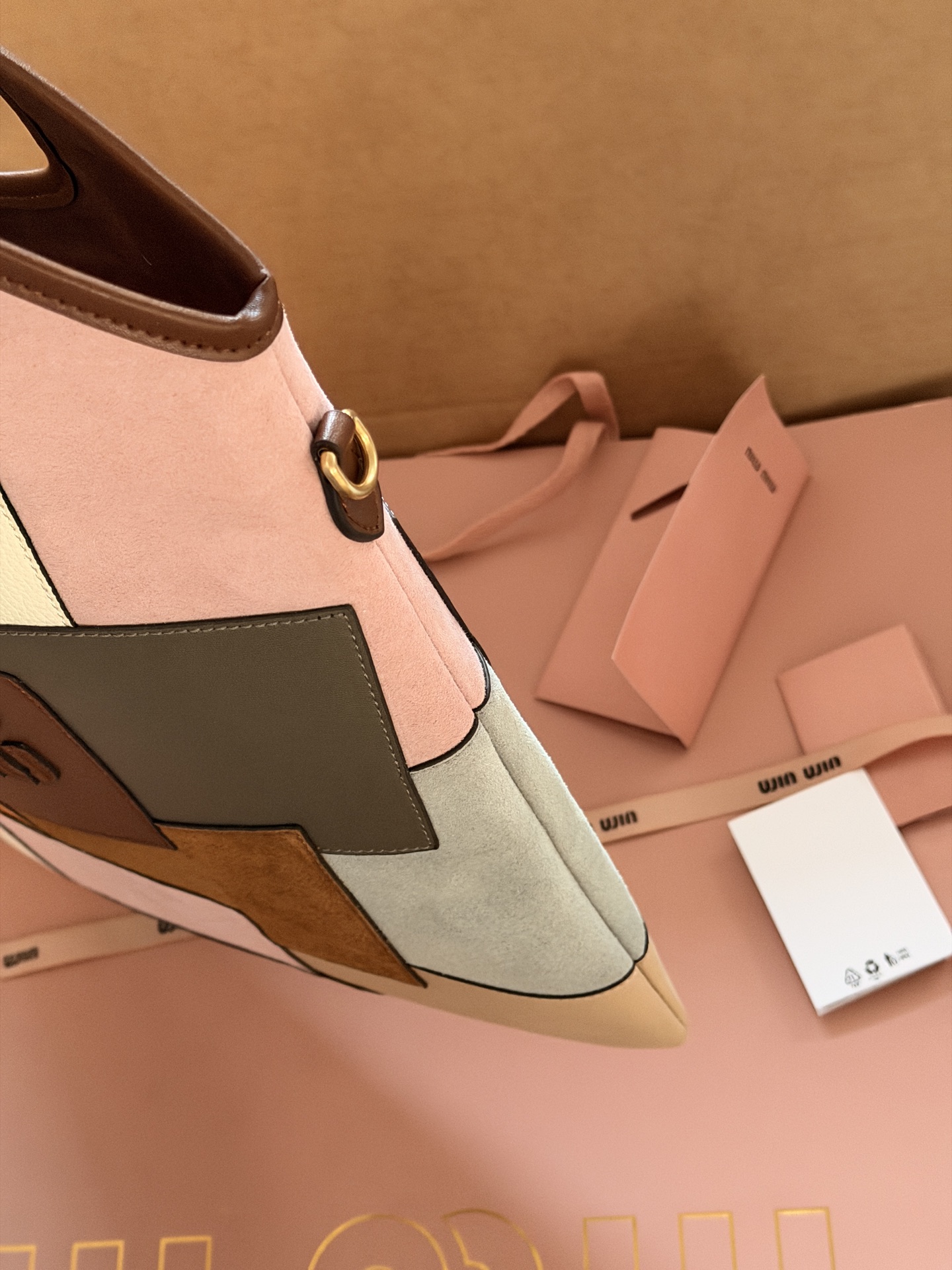 💰 275 配全套包装 size：33*30cm MiuMiu拼皮家族又来新配色啦 可爱的Miumiu ivy 复古麂皮牛皮拼皮 秋冬文艺感叠穿秘诀 谁还没爱上Miu Miu 软糯麂皮质感超nice！ 有种谁背都是萌萌的既视感hahaha~ 牛仔牛皮皮质哦！