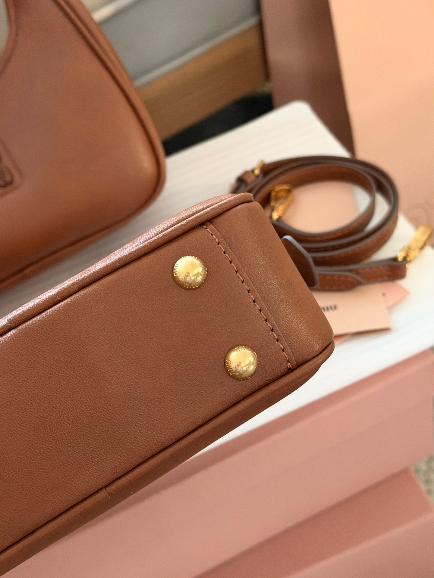 💰190 升级版配盒 size:20*14cm miumiu保龄球/公文包/吐司包 不要太高级,很高级~ 很难不爱啊啊! 可手拎也可斜挎 绝对不是小废包哦!容量足足的~~ 出场就是miumiu小公主