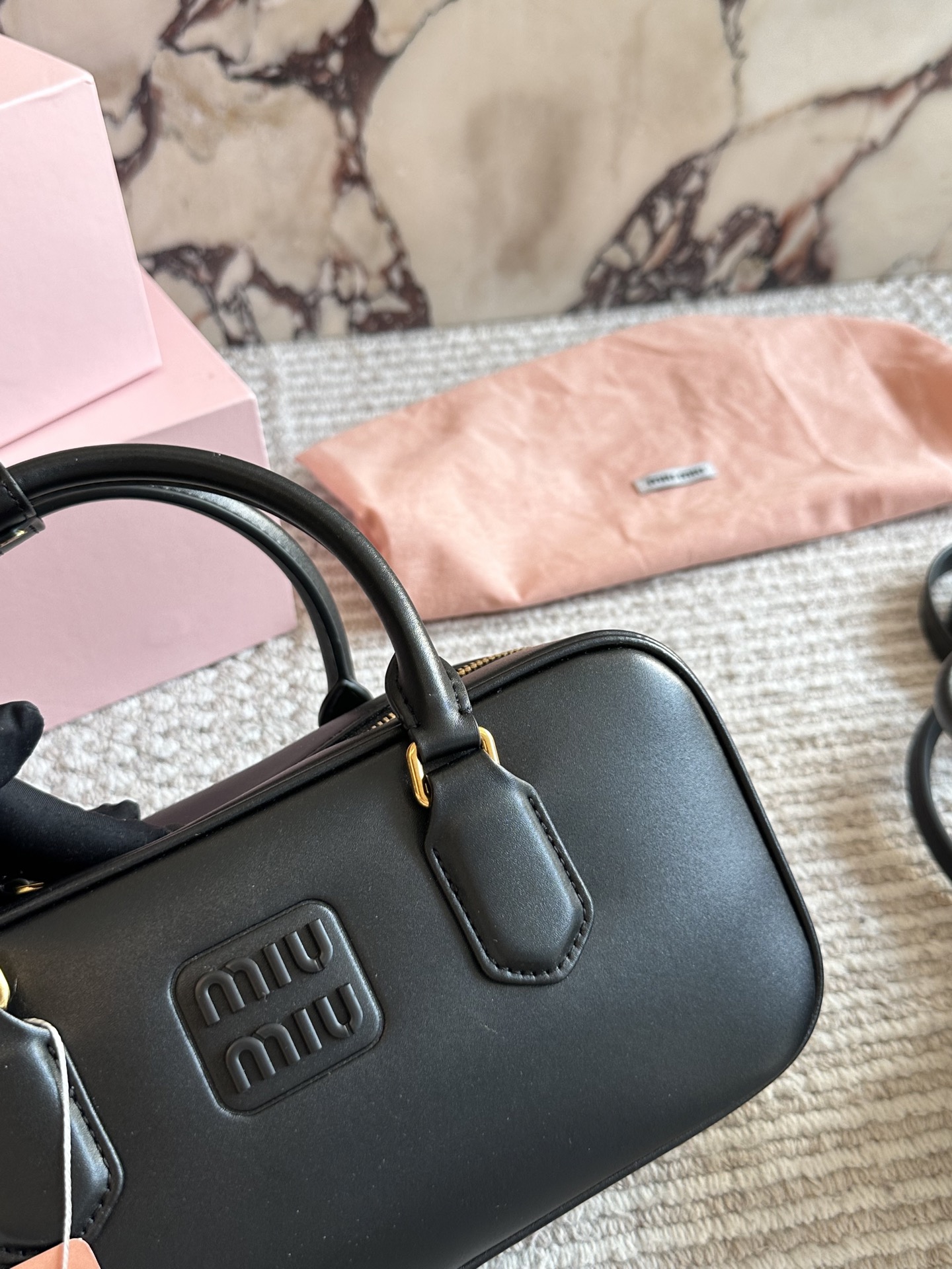 💰190、💰180 配盒 size：22*11cm 27*13cm miumiu保龄球/公文包/ 包包甜度刚好！ 很难不爱啊啊！ 可手拎也可斜挎 绝对不是小废包哦!容量足足的~~ 出场就是miumiu小公主！