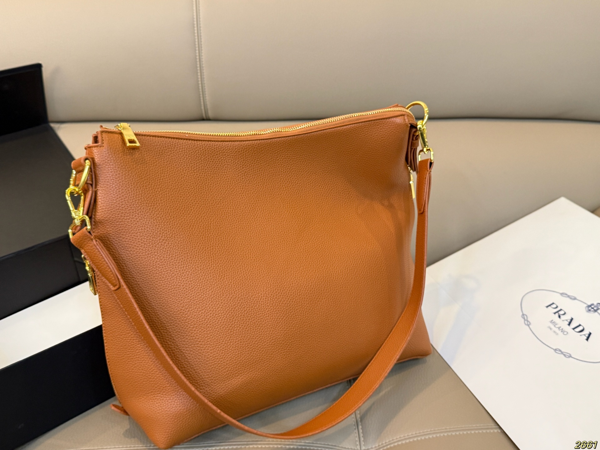 ¥165 普拉达Prada 新款托特包腋下包 充满了不一样的帅气感 甜酷辣妹穿搭必备 尺寸: 34 31