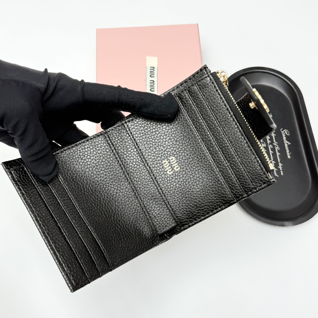 p85🎀miumiu V13🎀颜色 黑 棕🎀尺寸 11.5*10*3 🎀miumiu专柜最新款!专柜爆款热力来袭,釆用顶级进口牛皮,做工精细