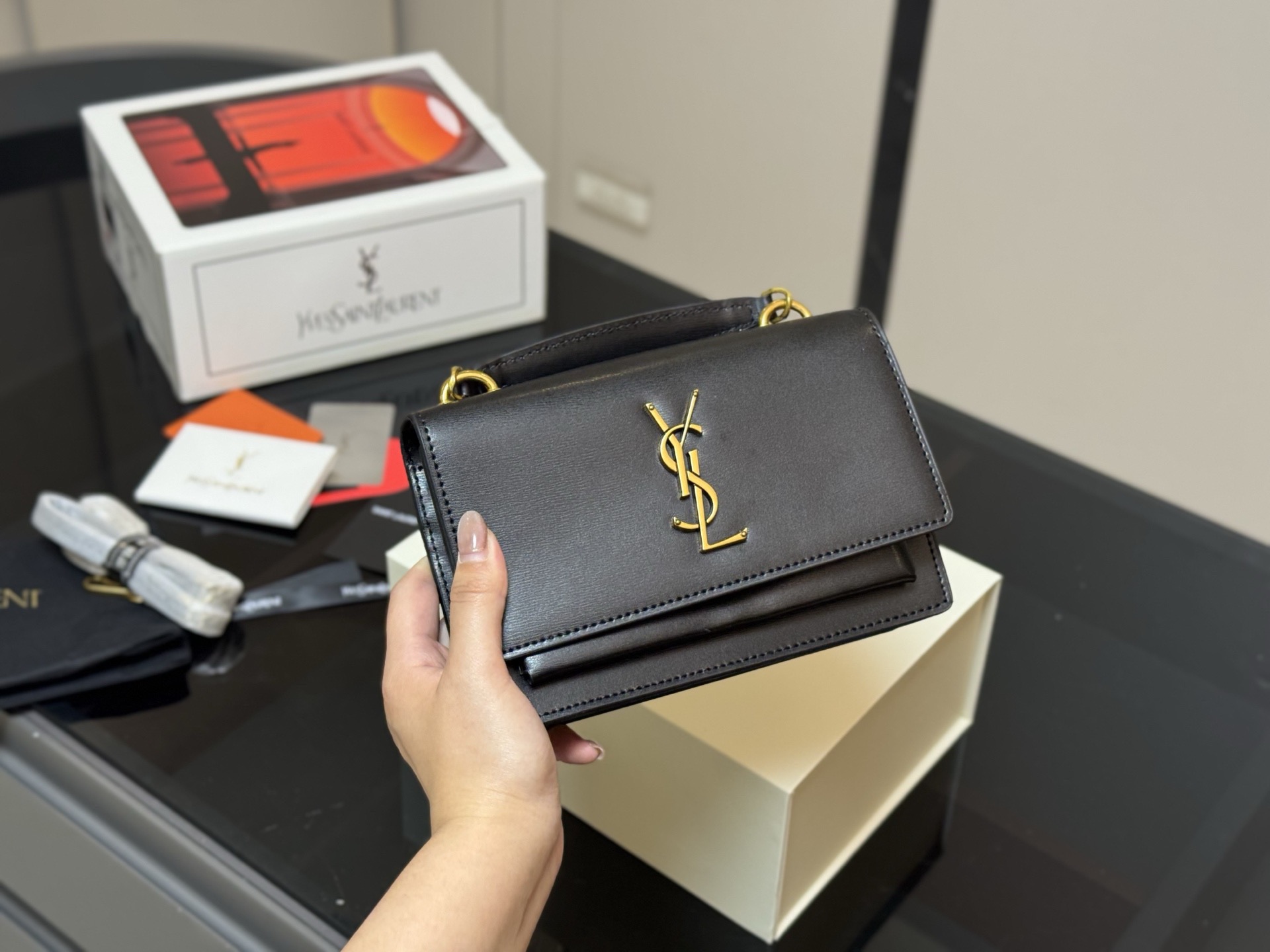 &yen;180 牛皮版本 配全套包装 圣罗兰王子文同款 无敌经典款牙签纹sunset日落包原厂皮版本！ 出了这么长时间热度依然不减， 可见它受人喜欢的程度非同一般！ 力求无穷大的接近正品， 高品质却不高价，心动不如马上行动！ 尺寸：19.13cm