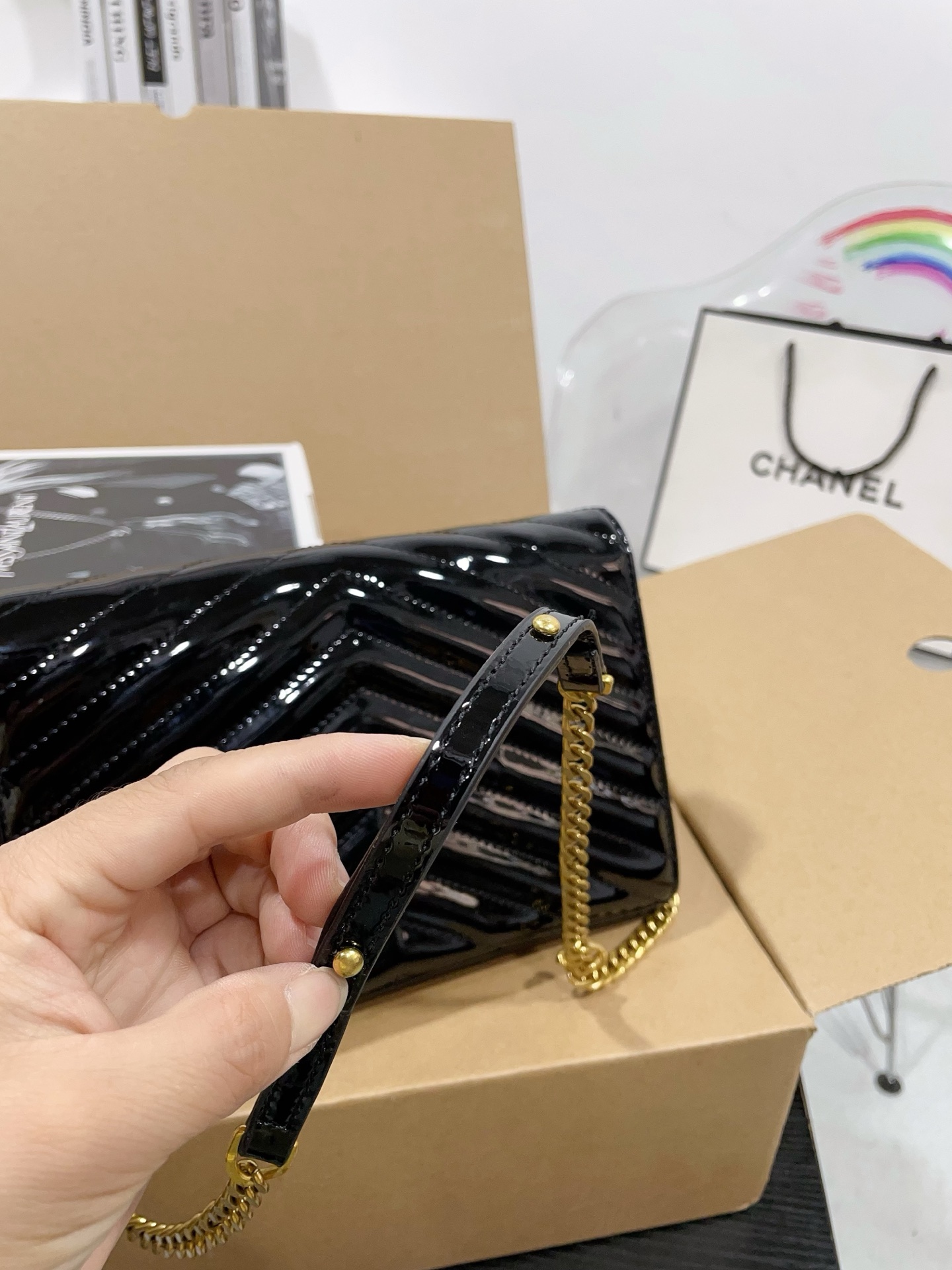 👑💰P150 配飞机盒折叠盒子 漆皮圣罗兰信封包 原版五金logo 首^_^所谓人人必备一款,这个款式必须自留 经典版型! 真的是让人眼前一亮 喜欢的美妞抓紧啦 实物简直太美 尺寸23 16