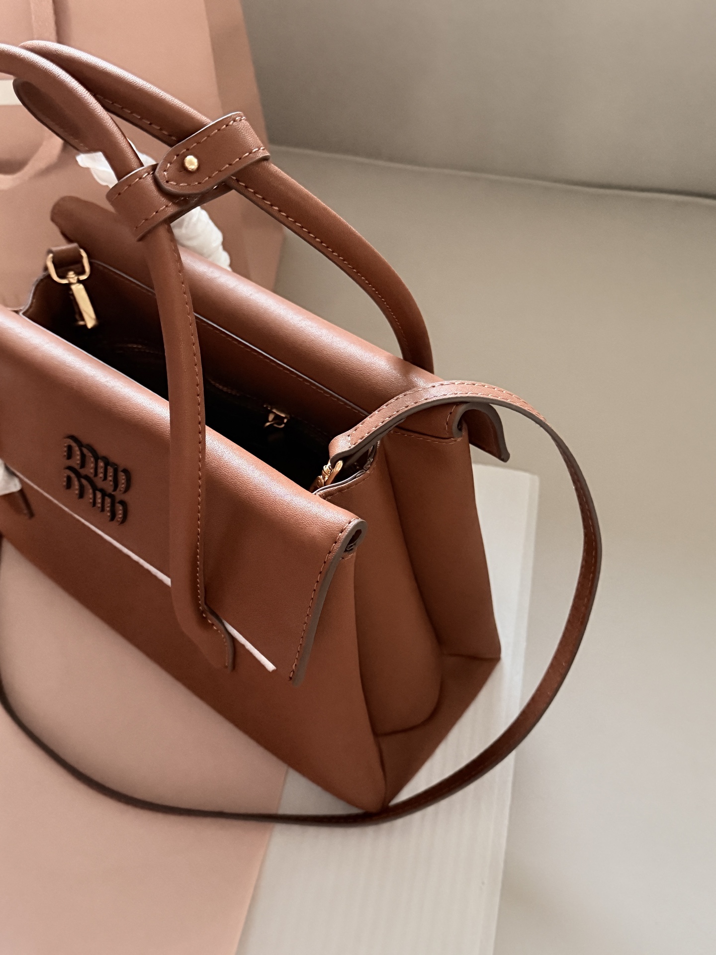 💰225 配盒 size：28*20cm Miumiu Solitaire用上了! 这只Solitaire简直让我一眼万年! 复古调调拿捏得死死的， 亮面皮超级好看 质感也超好！ 两边的翻盖格设计真的很贴心， 磁吸翻盖很方便 可手提可单肩可斜挎， 从实用性来说，这只Solitaire真的nice！