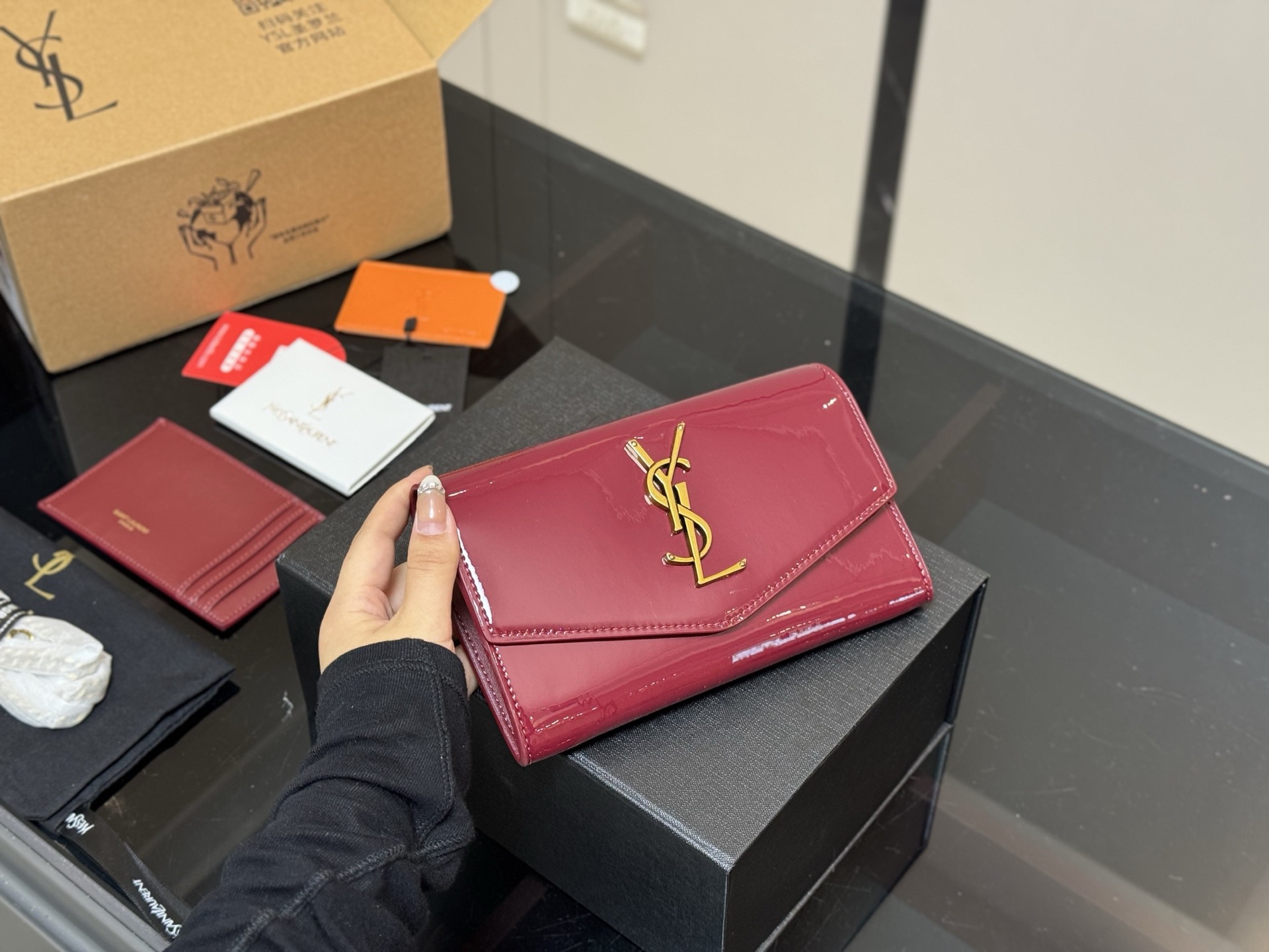 &yen;150 配折叠盒飞机盒 size：19*12cm 圣罗兰 woc二合一信封包 牛皮看起来质感特别好！耐磨耐用！ 🉑️斜挎🉑️