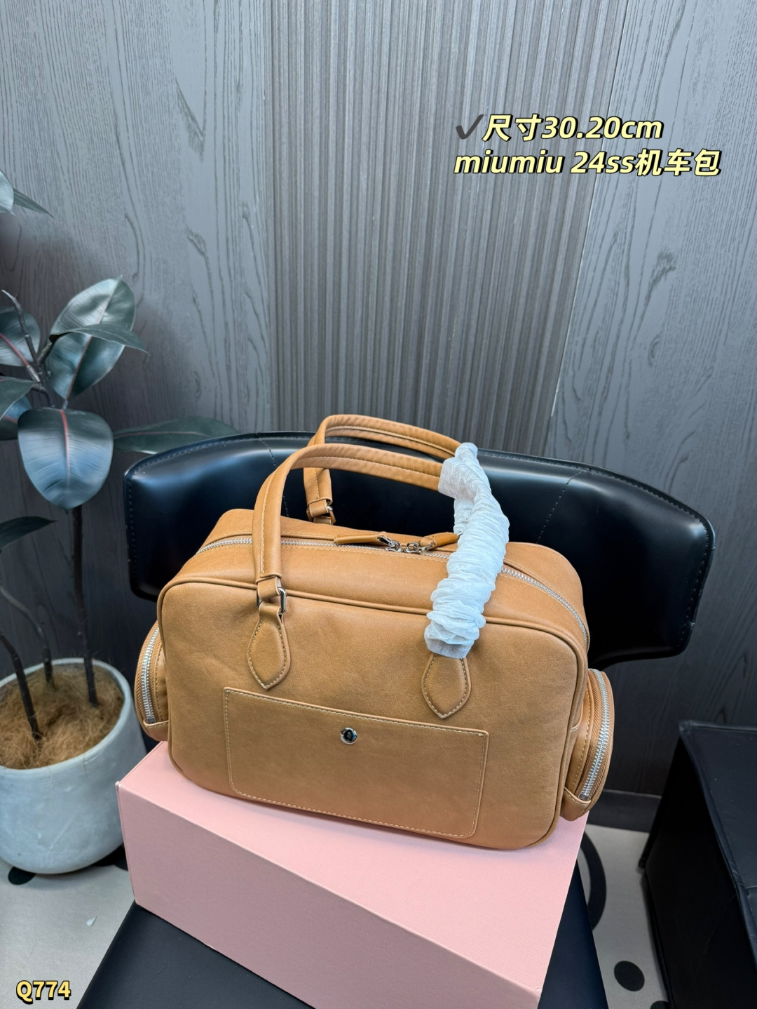 💰190 配折叠盒 尺寸：30.20 cm 缪缪 MIUMIU今年最特别款式机车包.斜挎包-皮质柔软，棉质缎面衬里，多口袋设计模糊功能与装饰界限，个性鲜明，能驾驭各种风格，可甜可盐，容量可光，各大明星时尚搏主几乎人手一个