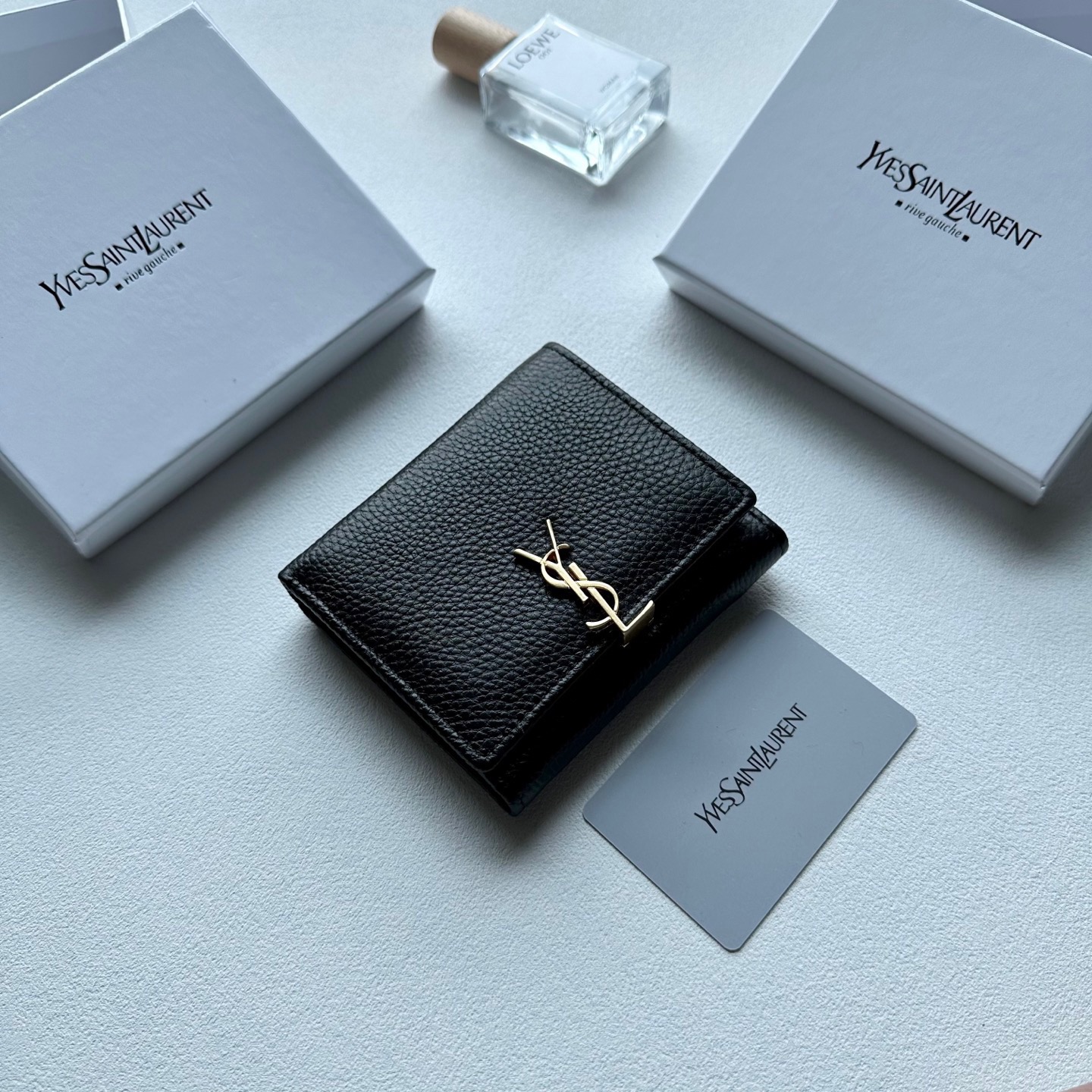 P85🎀🎀颜色 黑 粉🎀尺寸 11x10🎀圣罗兰🆕款♥三折短款钱包💕进口小牛皮质感一流👍独一无二风格,实用内阁超美超时尚美女必备单品🔥