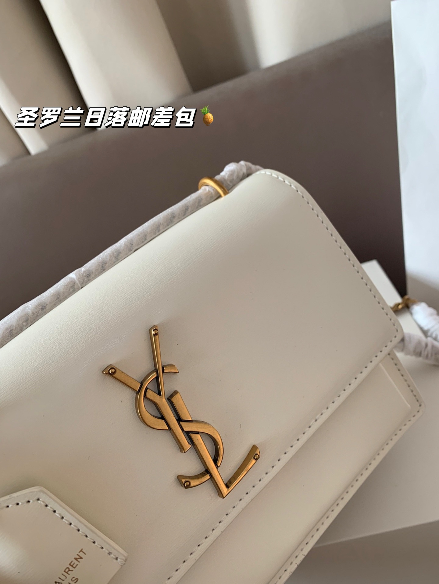 P190 配飞机盒折叠盒子 圣罗兰独家📷实拍】ysl专柜同款 日落邮差包 新鲜出炉啦‼️简直是美到人心啦 高端货 原版五金logo 首选进口皮料 质感超赞😍😍所谓人人必备一款圣罗兰 这个款式必须自留 经典版型! 真的是让人眼前一亮 喜欢的美妞抓紧啦 实物简直太美💕尺寸22*16