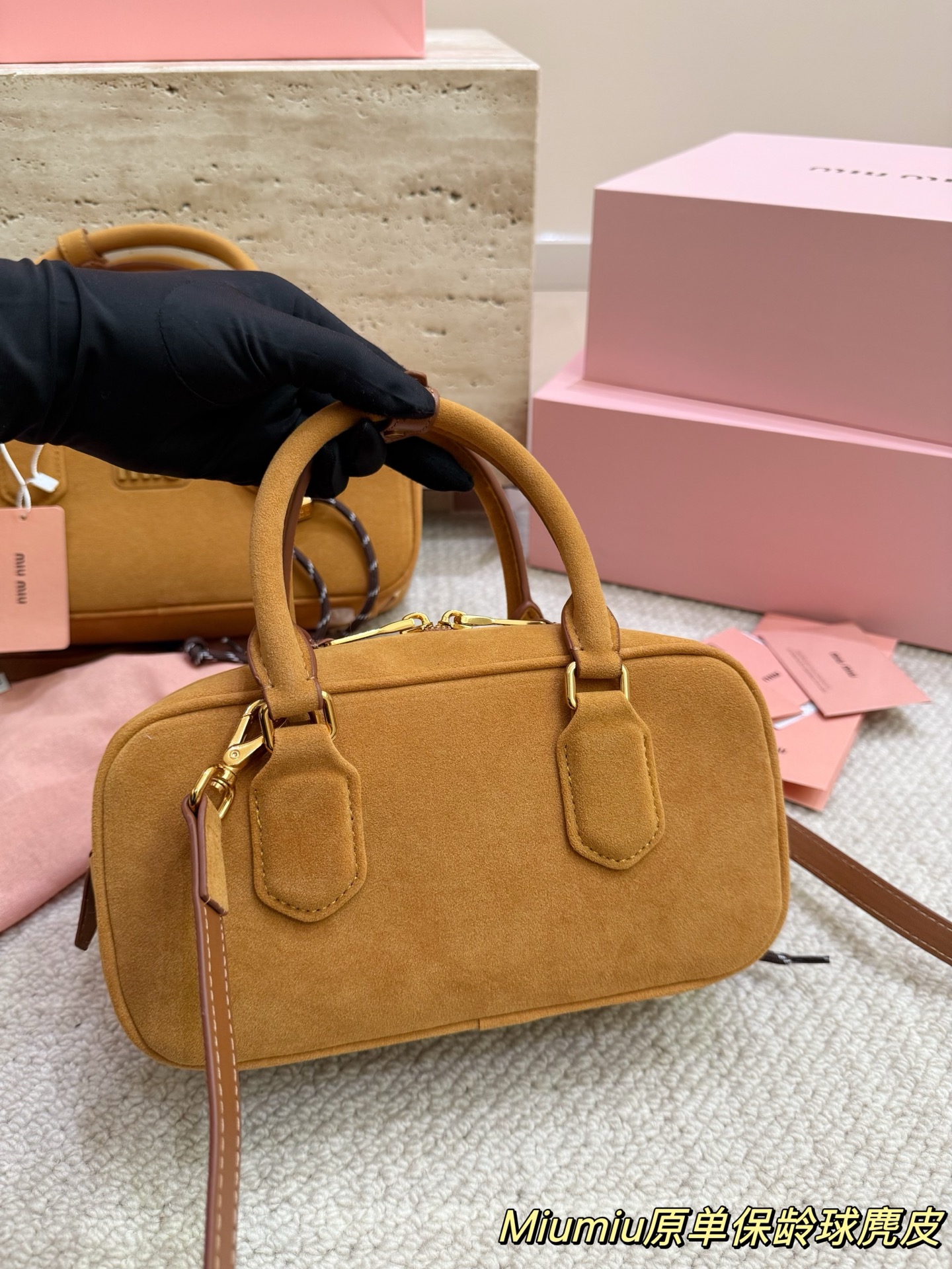 复刻版 麂皮 P200 P190 miumiu限定款保龄球包 简单又好看 miumiu而且超级实用， #miumiu新款包包 尺寸大号28 16cm 小号23 14cm