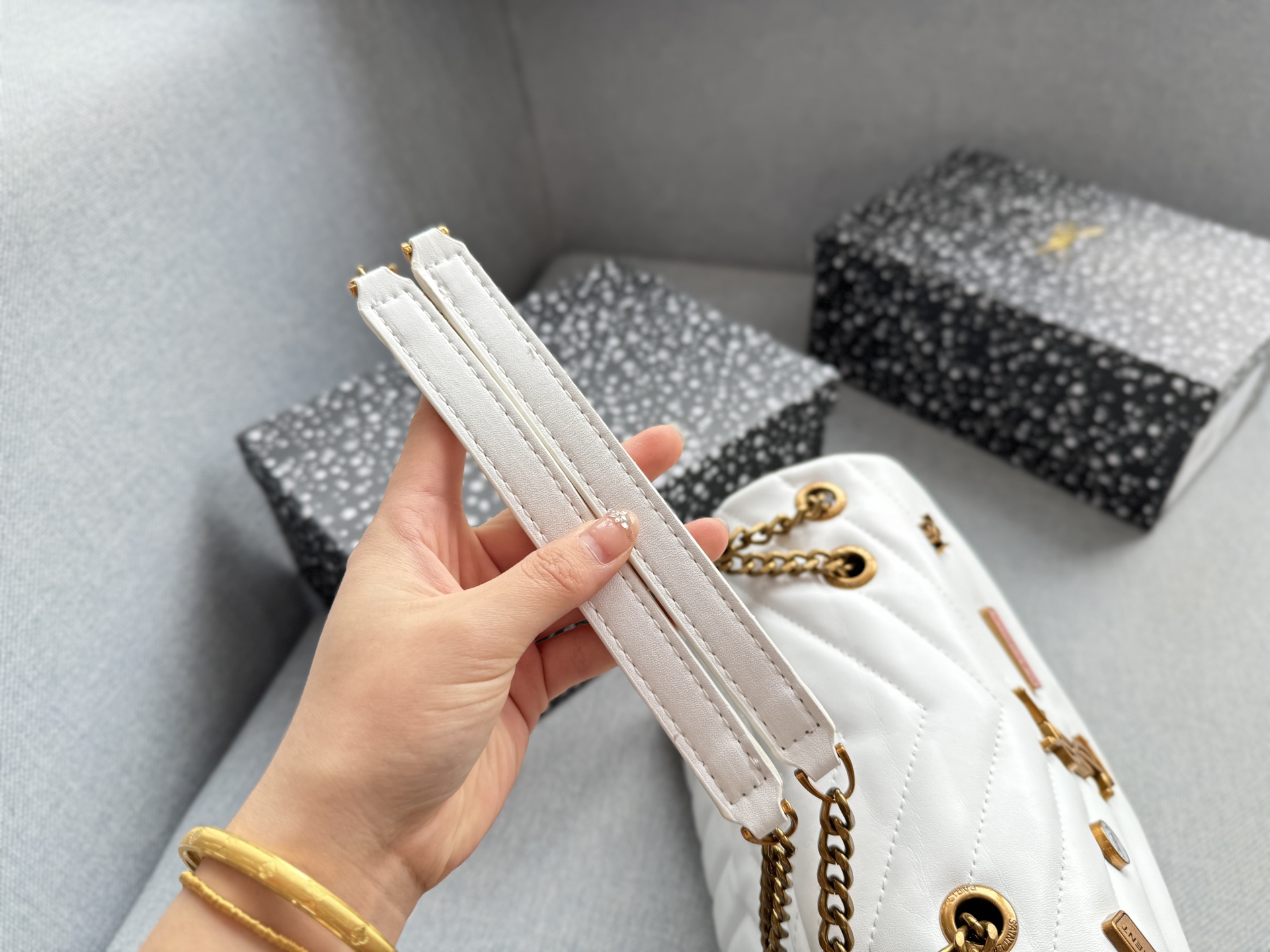 💰130 天地盖 size：25&times;17 圣罗兰 YSL LOULOU 徽章 信封包 链条包 斜挎单肩包 云朵包 越看越有气质 休闲商务都可驾驭 仙女们快来把它带回家✨ 时髦瞬间被拿捏，真的百搭，不信你试！