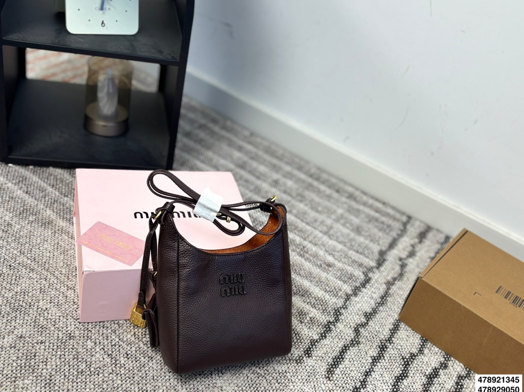 p255 p220 配盒 size:23.22/16.15 miumiu 快闪新品 牛皮细腻柔软 内里是很特别的绿色, 个人觉得单肩斜挎腋下更好看!