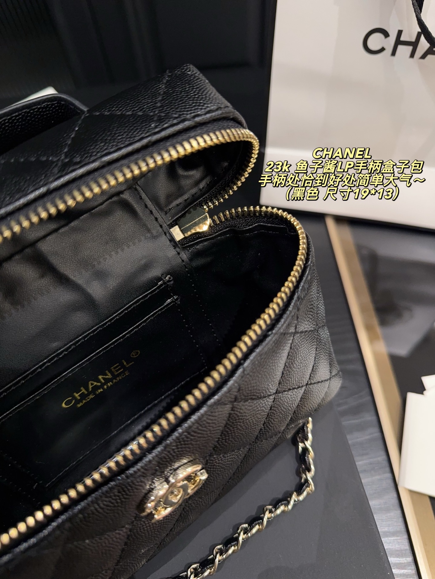 P190配折叠盒⚠️尺寸19*13 香奈儿 23k 鱼子酱LP手柄盒子包 CHANEL 手柄处恰到好处简单大气~ 皮面上一条有弧度的缝线,让整个包看起来更加力挺(荔枝皮久了其实也会有褶皱!这个设计下来,菱格都有支撑点,直接杜绝褶皱问题,看起来也符合现在复古的审美)