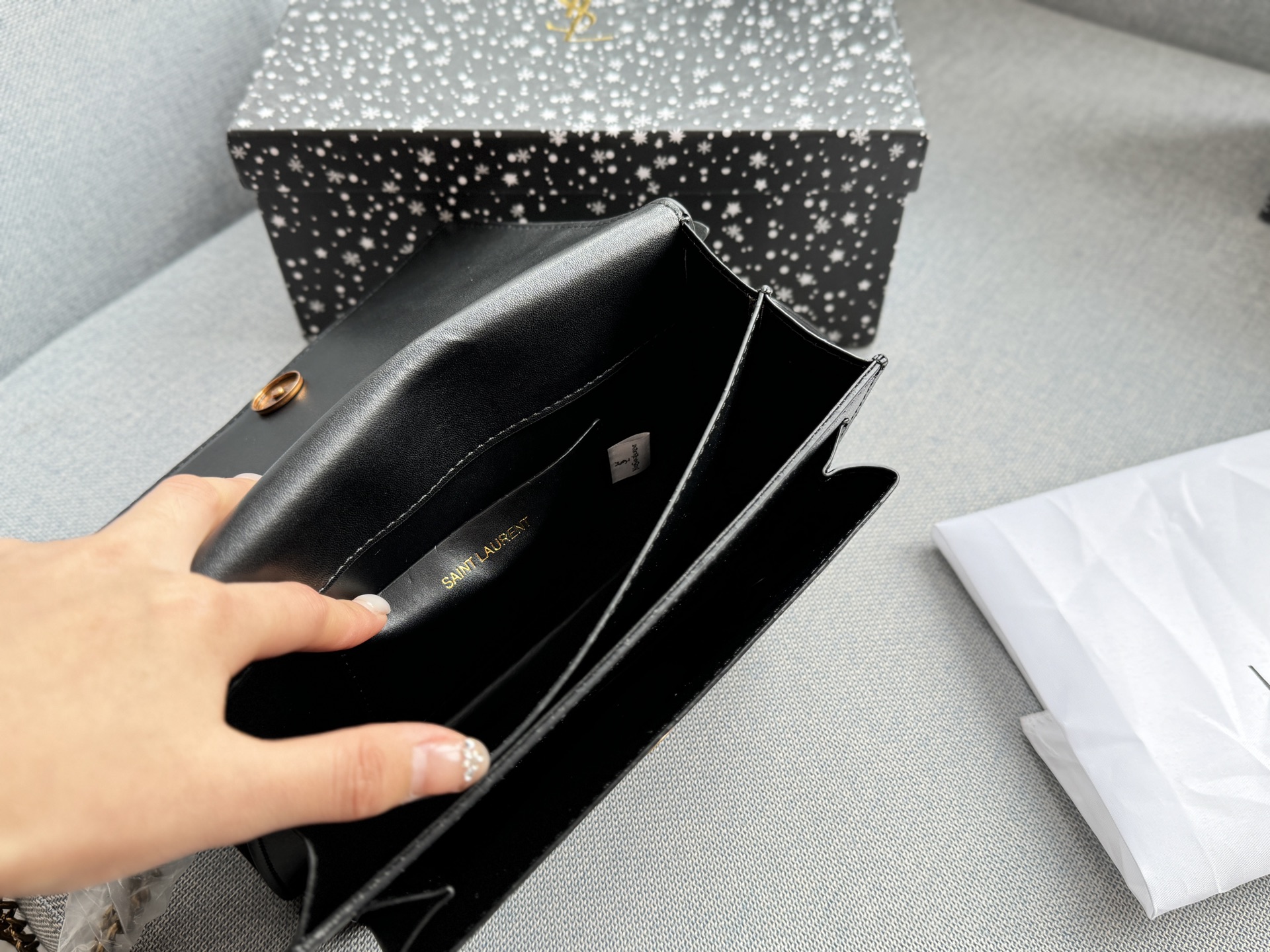 💰130 天地盖 size：22&times;15 圣罗兰 YSL SUNSET 徽章 日落包单肩斜挎手提包 链条包 低调奢华又复古计。包身硬挺，风琴式翻盖+徽章装饰，细节满分! 小巧实用，通勤休闲都 OK。内部多层隔层，收纳力强，链条肩带可单肩/斜挎，百搭灵活。