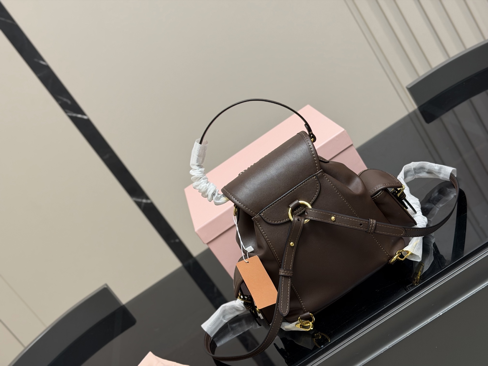 ¥210 配盒 size:21*23cm(小号) 又一季特别美丽的Miu Miu miumiu ss25 双肩包 少女心与摩登格调的碰撞 轻松拿捏时髦 轻便能装,质感绝绝子,miumiu的少女感+酷感完美结合~