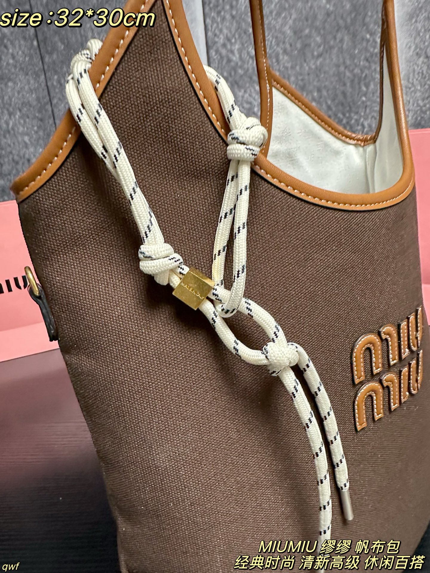 P155配盒 MIUMIU 缪缪 帆布包 Miumiu IVY帆布～是谁的包啊！也太好看了吧 一直的断货款，帆布材质搭配棕色皮质轮廓、自然色的帆布自带文艺风，再搭配miumiu 字母logo，整个包包尽显清新高级，非常轻盈 上身日常携带休闲百塔，日常出行容量也刚刚好 尺寸：32*30cm
