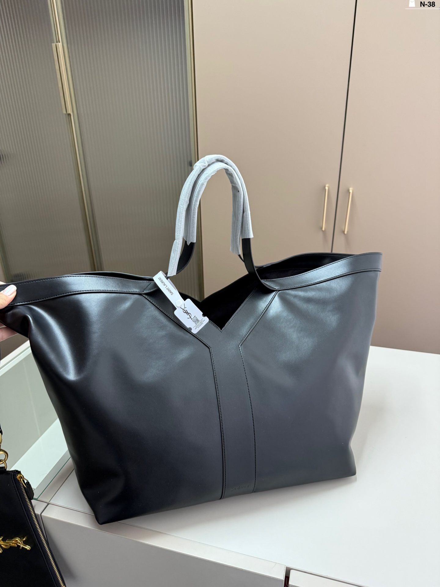 💰p165 圣罗兰 YSL WHY 托特包 容量是真的大 内里好多个口袋，超能装。 且自带一个小钱包，太实用了！ N-38尺寸36.22.26配盒