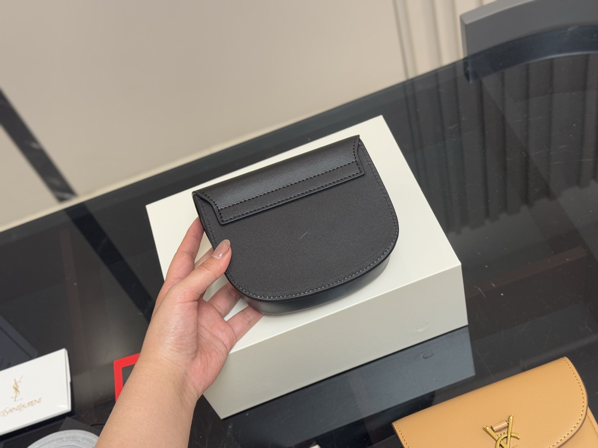 &yen;140 配折叠盒飞机盒 尺寸:17cm 圣罗兰 Kala马鞍 很好看啊啊啊 这款绝对是ysl的鼻祖！ 牛皮品质！ 太STALY！