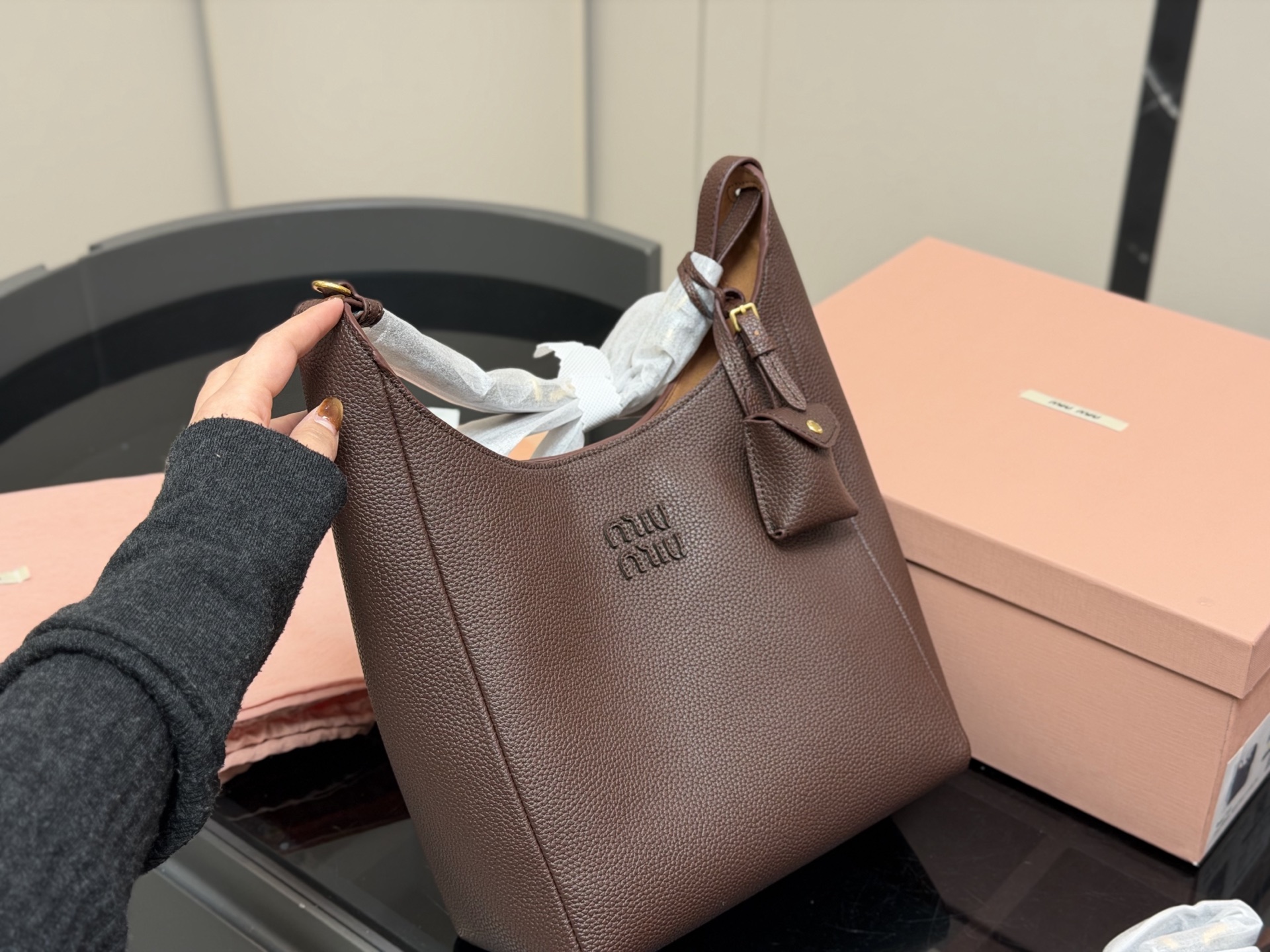 ¥210 ¥230 配盒 size:16.23cm 23.30cm miumiu新款斜挎机车包! 首发! 福音种草了哦 超级松弛感的一款包包肩带长度可以调节哦!