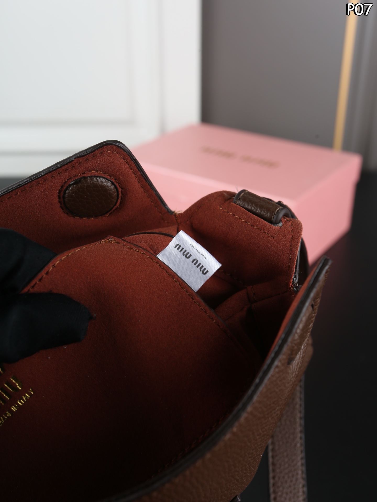 P145 天地盖 MIU MIU缪缪 相机包 斜挎单肩包 Miumiu相机包太可爱啦！荔枝纹小牛皮，手感好柔软太适合秋冬了[赞R] 方形设计简约低调又高级～ 日常手机 粉饼 钥匙.. 都能收纳～ 肩带可随意调节，时髦感十足～ 尺寸：20&times;11