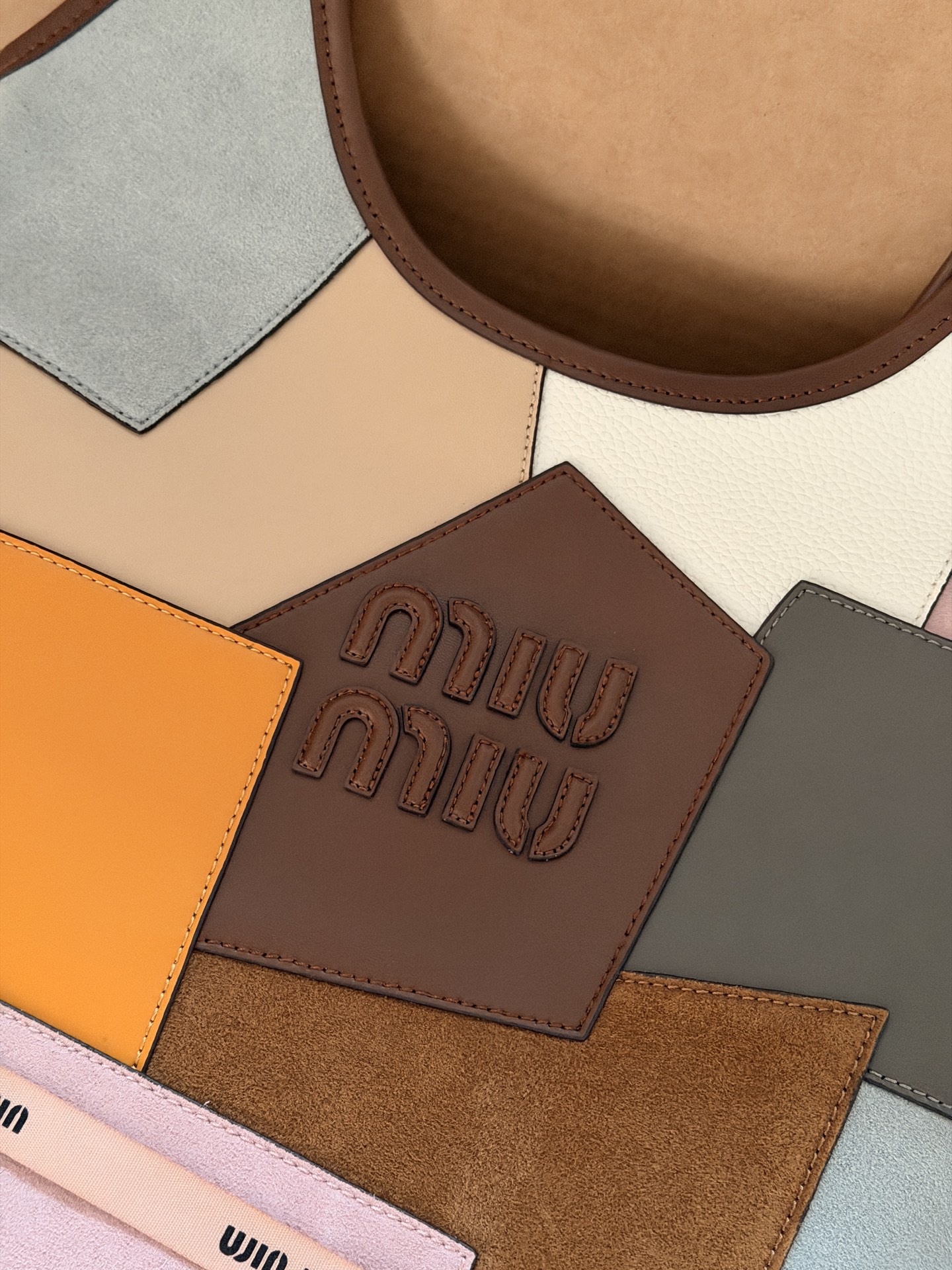 💰 275 配全套包装 size：33*30cm MiuMiu拼皮家族又来新配色啦 可爱的Miumiu ivy 复古麂皮牛皮拼皮 秋冬文艺感叠穿秘诀 谁还没爱上Miu Miu 软糯麂皮质感超nice！ 有种谁背都是萌萌的既视感hahaha~ 牛仔牛皮皮质哦！